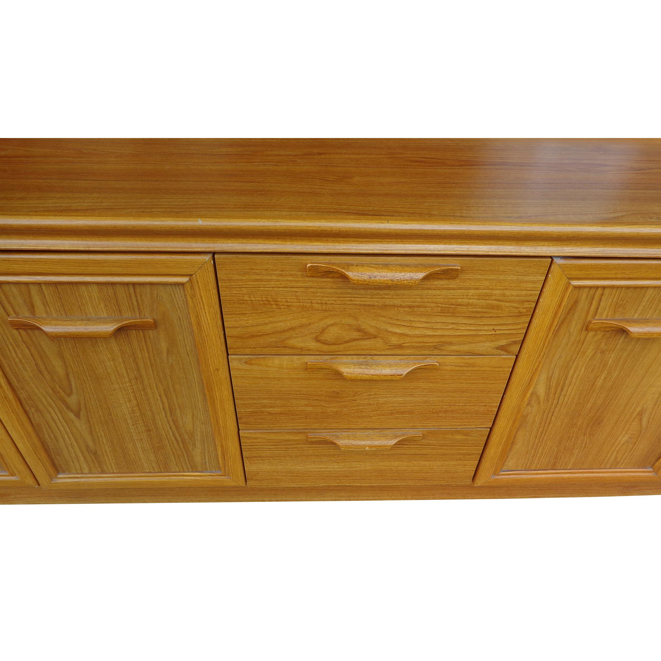 Mid-Century moderno Credenza moderna di metà secolo in Oak con gambe a spillo di Jentique in vendita