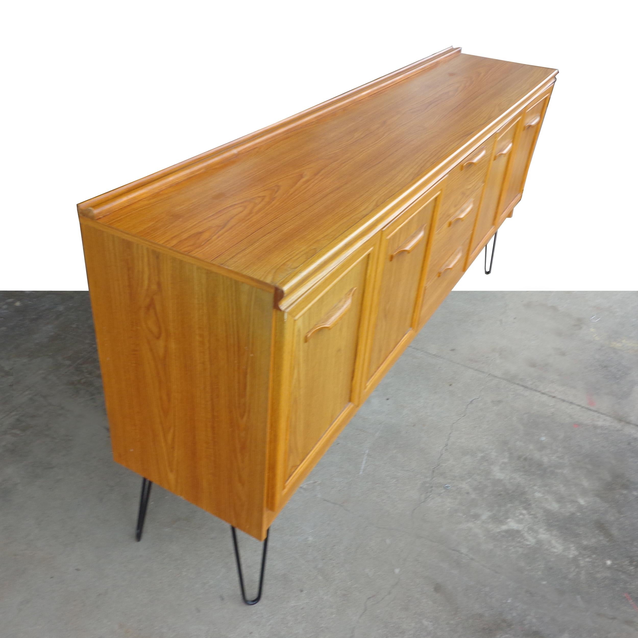 Mid-Century Modern Oak Sideboard with Hair Pin Legs by Jentique In Good Condition For Sale In Pasadena, TX