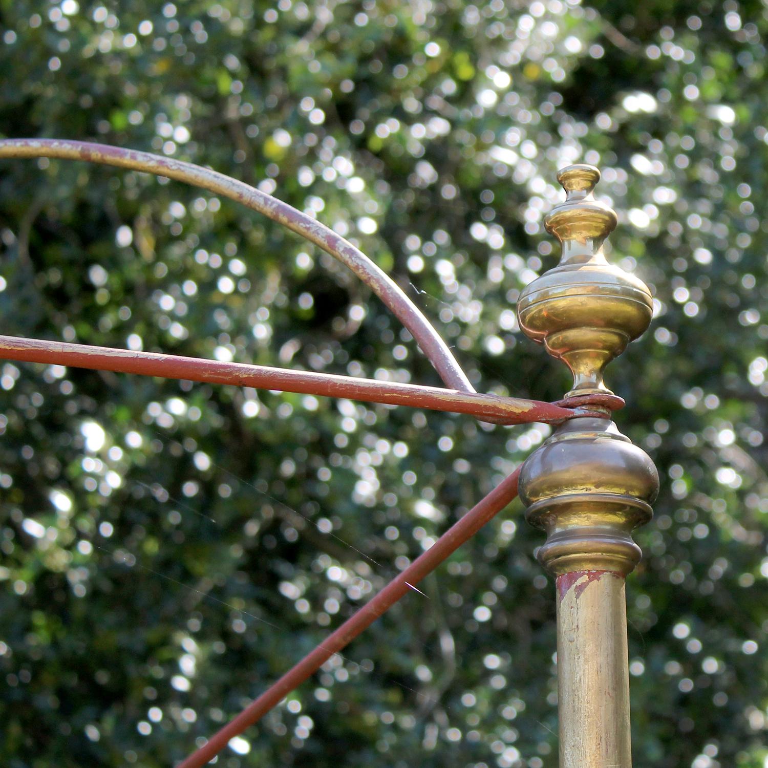 Lit antique à baldaquin en fonte de 6 pieds de large, doré, avec baldaquin serpentin, M4P56 en vente 4