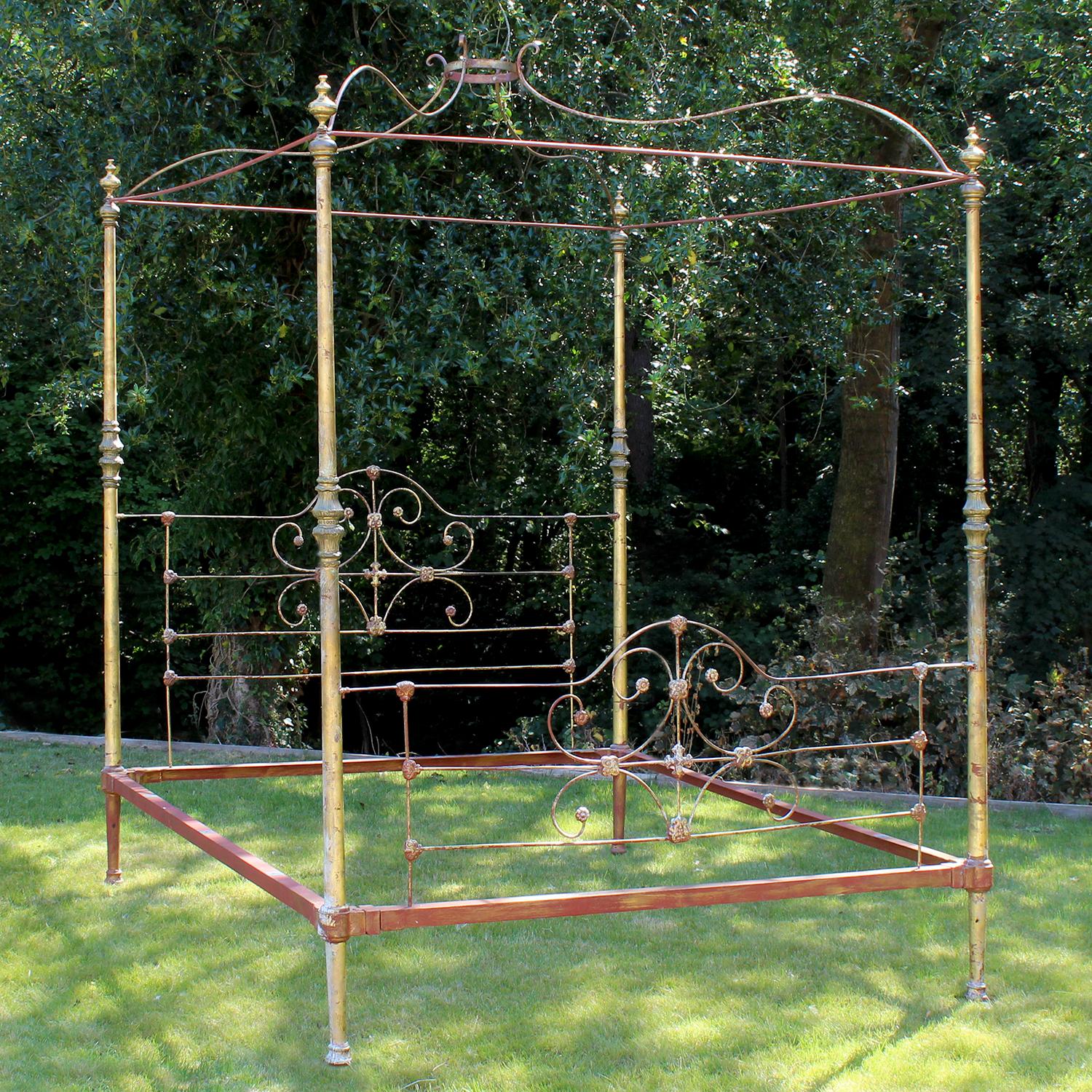 Lit à baldaquin ancien en fonte de la fin du XIXe siècle, vers 1880. Ce magnifique meuble a été fabriqué à l'origine au Royaume-Uni pour être exporté en Afrique du Nord. Seventh Heaven a récemment acquis le lit de Tanger, au Maroc, et l'a ramené