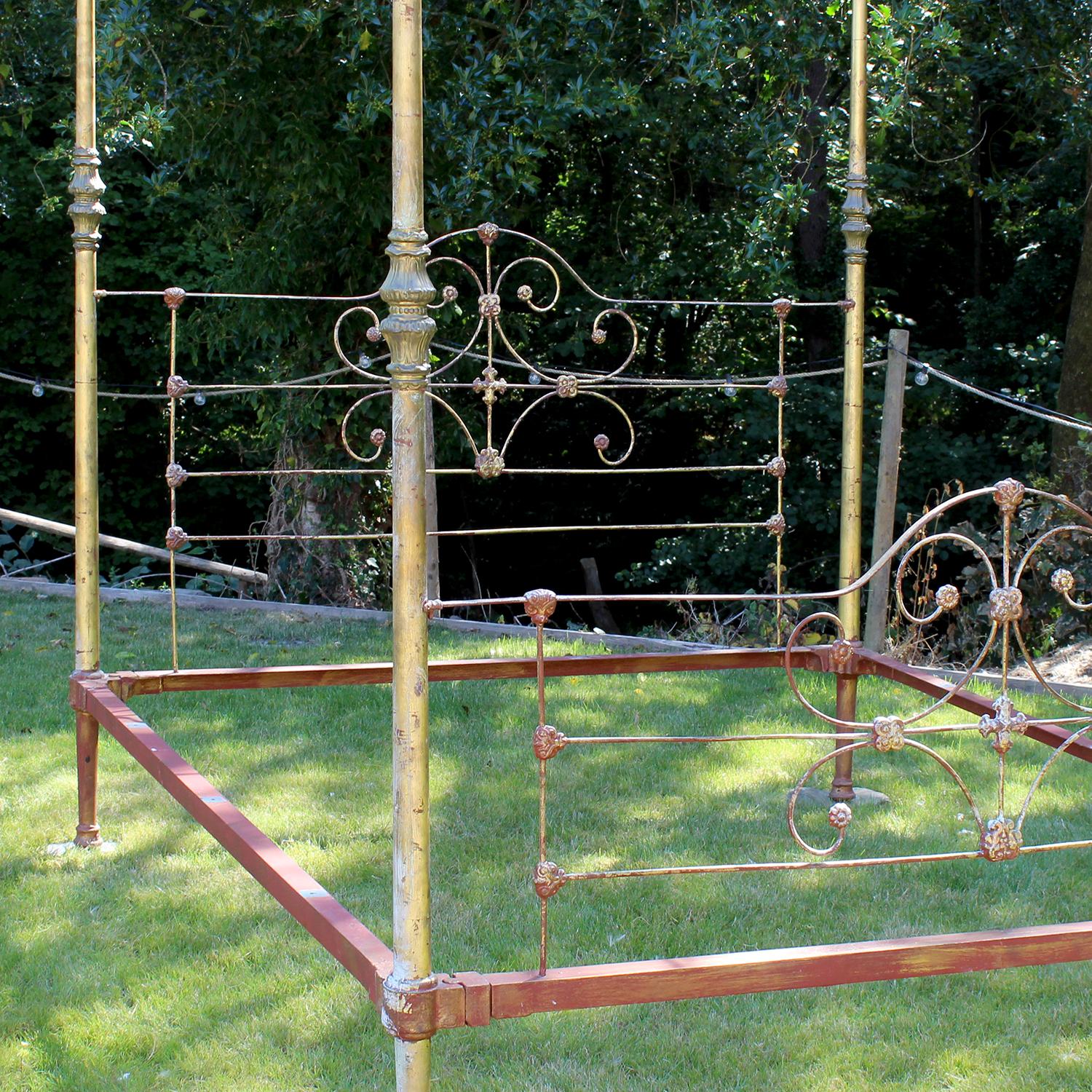 Victorien Lit antique à baldaquin en fonte de 6 pieds de large, doré, avec baldaquin serpentin, M4P56 en vente