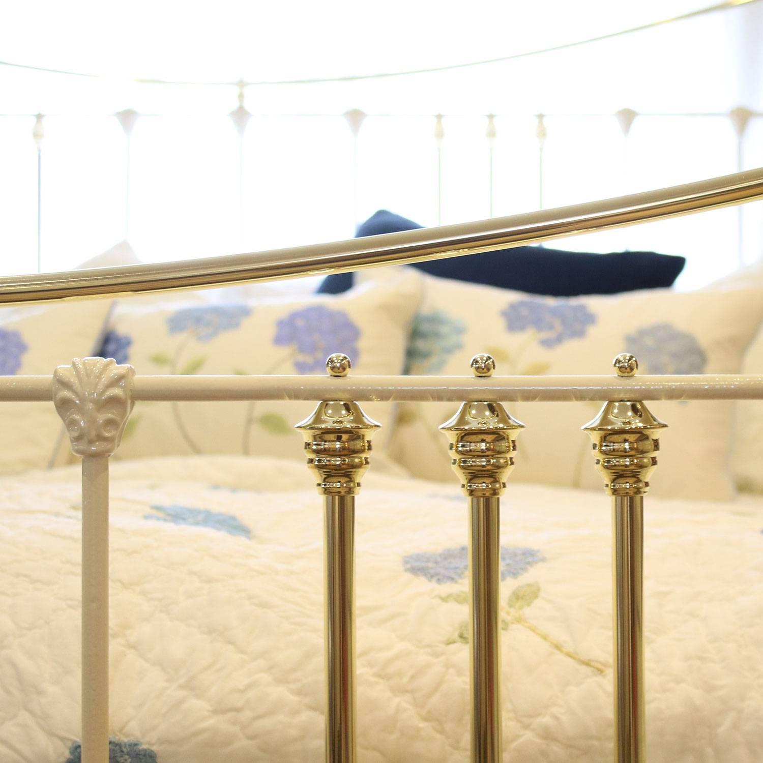 Cream Brass and Iron Bed, MSK45 In Excellent Condition In Wrexham, GB