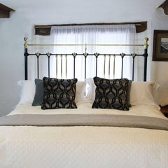 Platform Bed in Black, MSK44