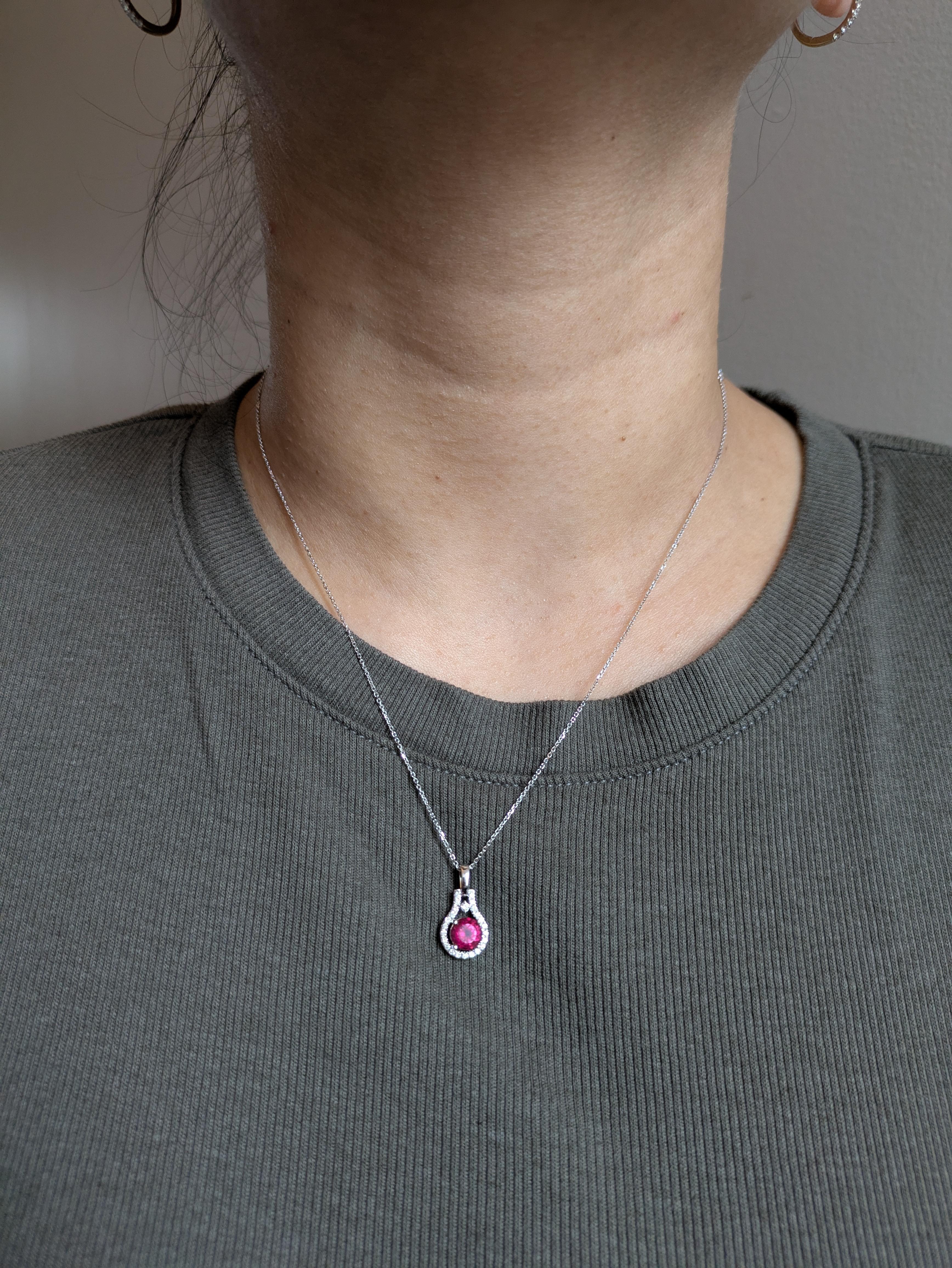 6mm, 1ct Rubellite Tourmaline Pendant w Natural Diamond Halo in Solid 14K Gold Corte redondo en venta