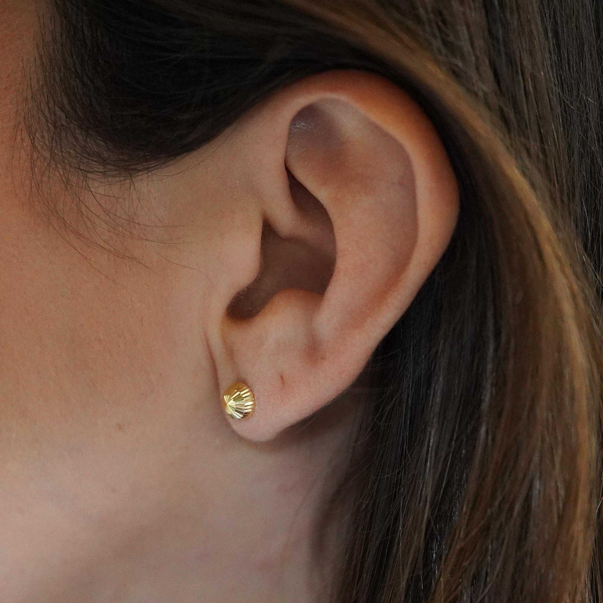 Diese Ohrstecker aus 14-karätigem Gelbgold sind mit einem diamantgeschliffenen Starburst-Kuppeldesign versehen und in 6 mm erhältlich. Jedes Paar verfügt über einen sicheren Push-Back-Verschluss und fühlt sich wie massives Gold an - ideal für den
