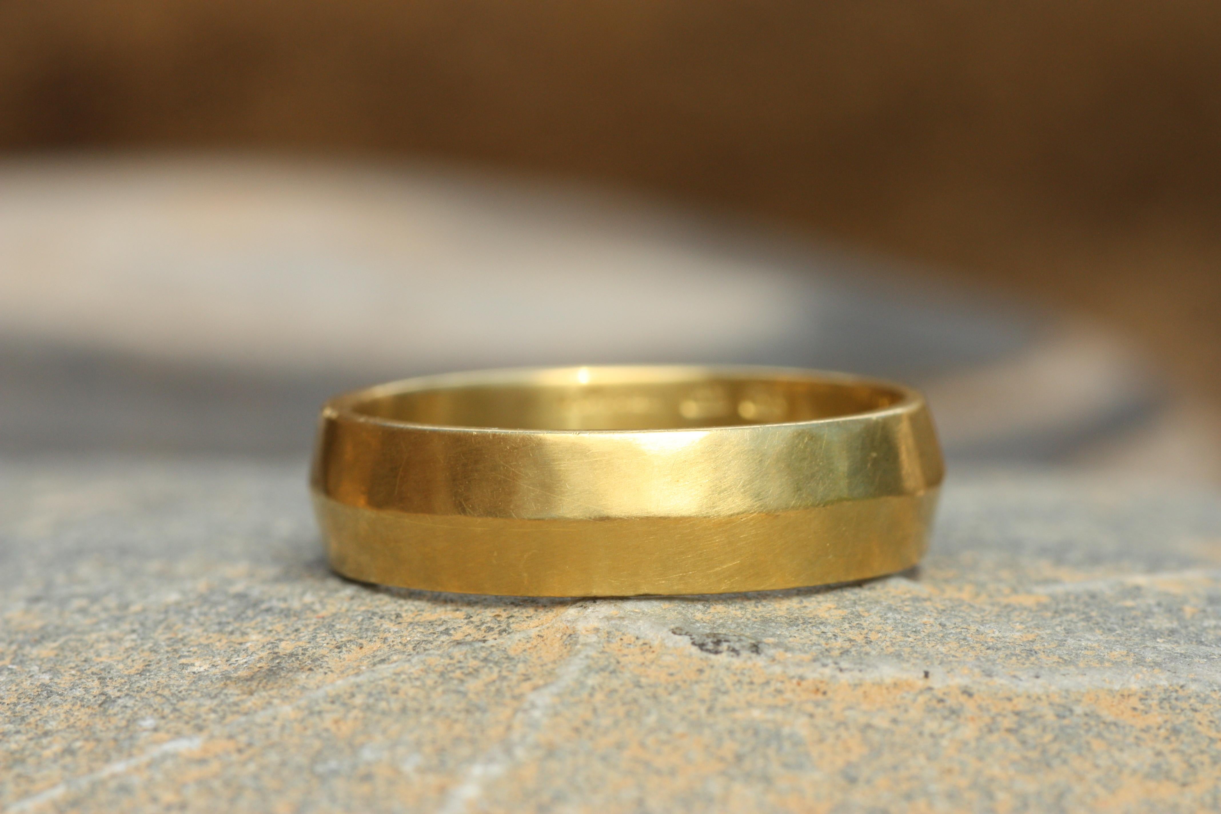 En vente :  Anneau de mariage 6mm Ridge - Fabriqué à la main aux USA, 20K California Gold, Hammered Matte 2