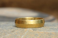 Fascia nuziale Ridge da 6 mm - Realizzata a mano negli Stati Uniti, oro californiano 20 carati, martellata opaca