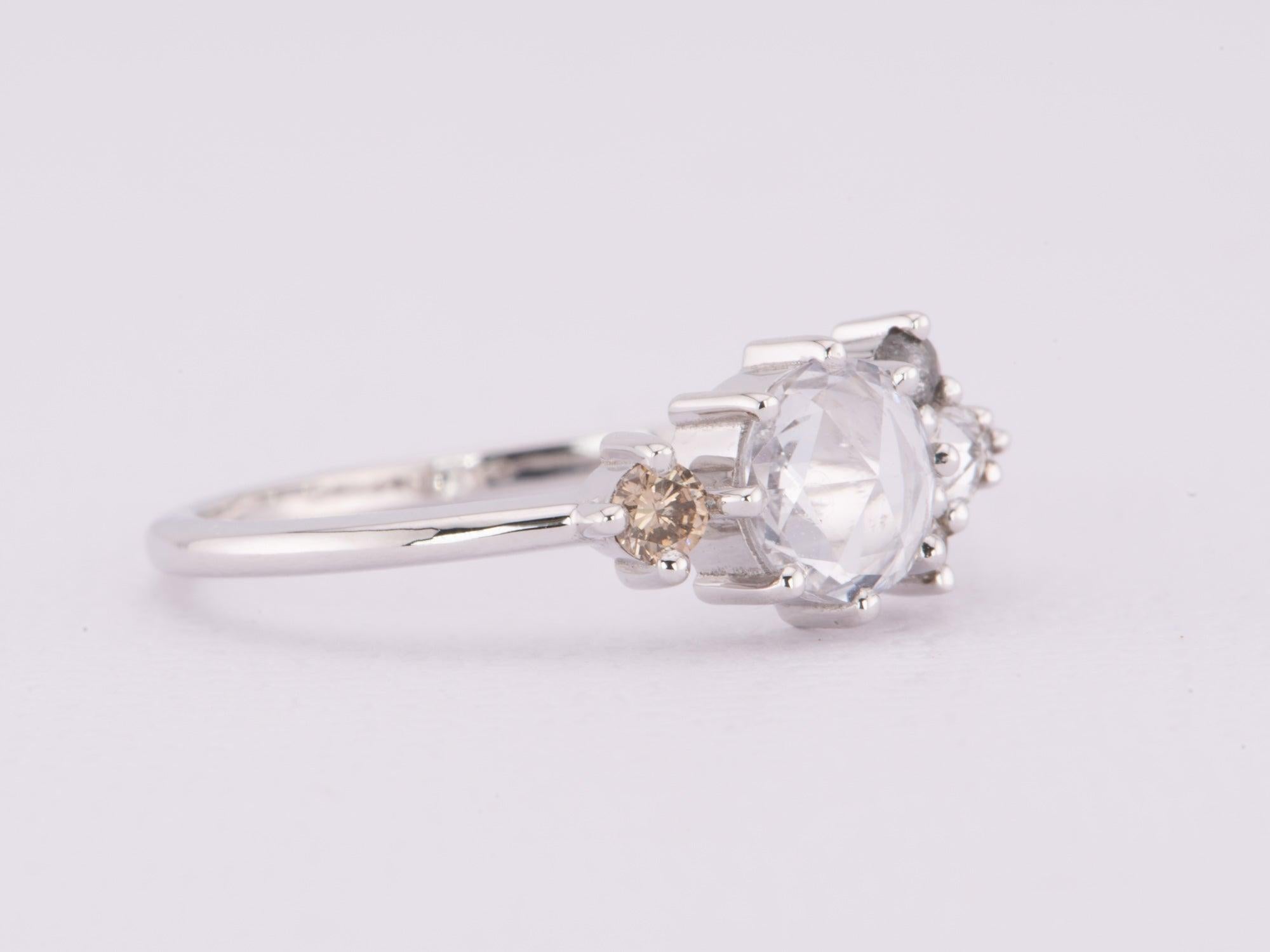 ♥ Questo anello unico è caratterizzato da uno zaffiro bianco incolore e dal taglio a rosa al centro e da un assortimento di zaffiri bianchi e diamanti a taglio regolare e a taglio a rosa in un design a grappolo.
♥ L'anello misura 14,5 mm di