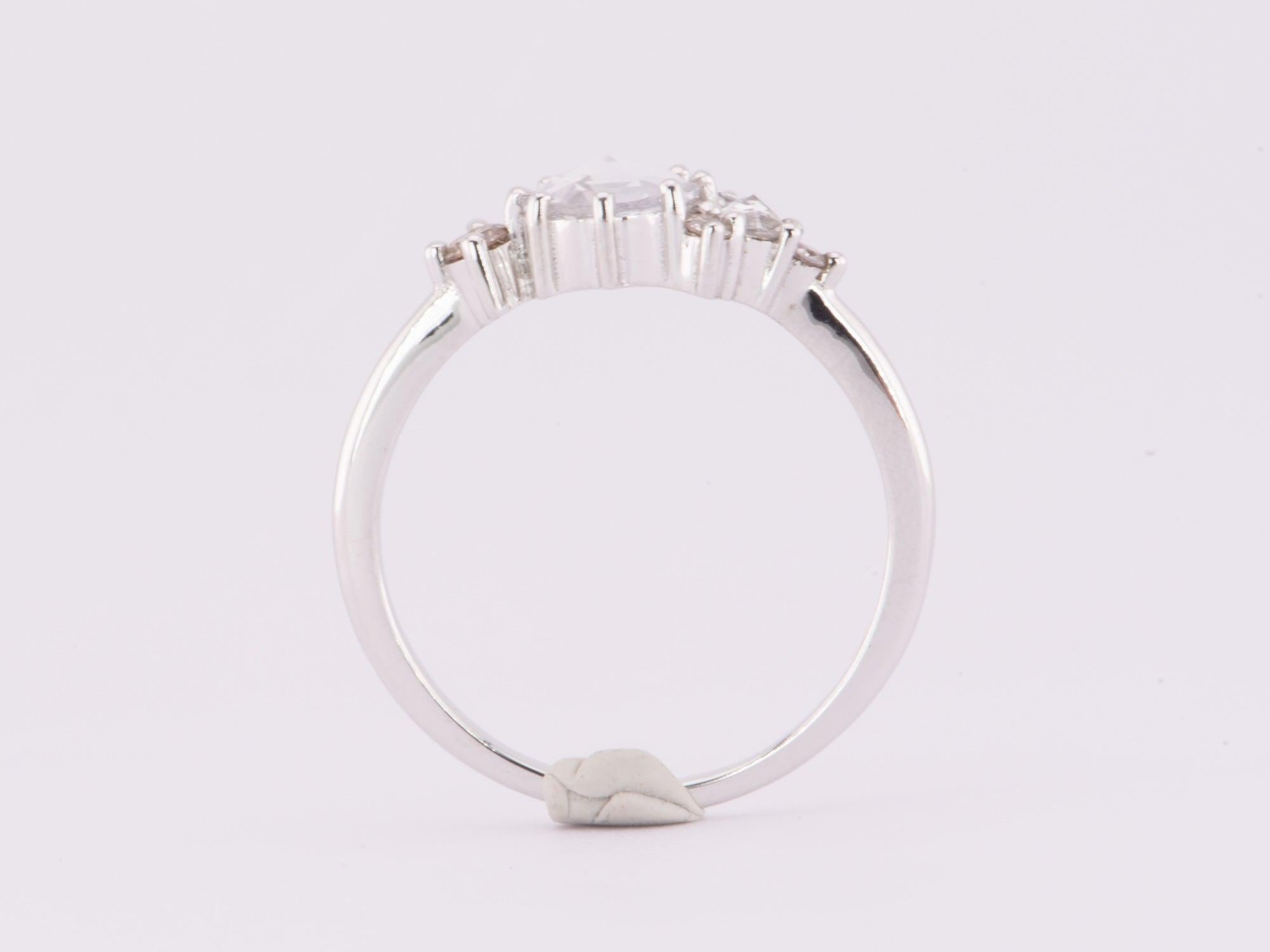 Taglio a rosa Anello di fidanzamento con diamante champagne e zaffiro bianco taglio rosa da 6 mm in oro bianco 14K in vendita