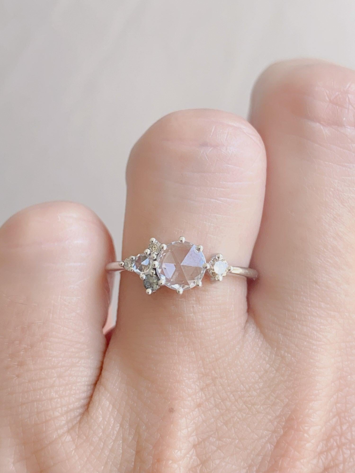 Anello di fidanzamento con diamante champagne e zaffiro bianco taglio rosa da 6 mm in oro bianco 14K In condizioni Nuovo in vendita a Osprey, FL