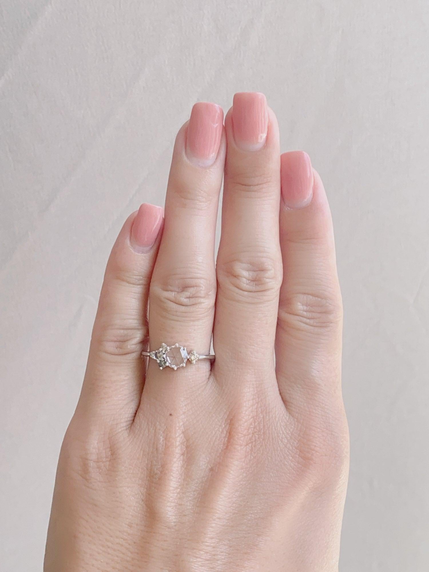 da uomo o donna Anello di fidanzamento con diamante champagne e zaffiro bianco taglio rosa da 6 mm in oro bianco 14K in vendita