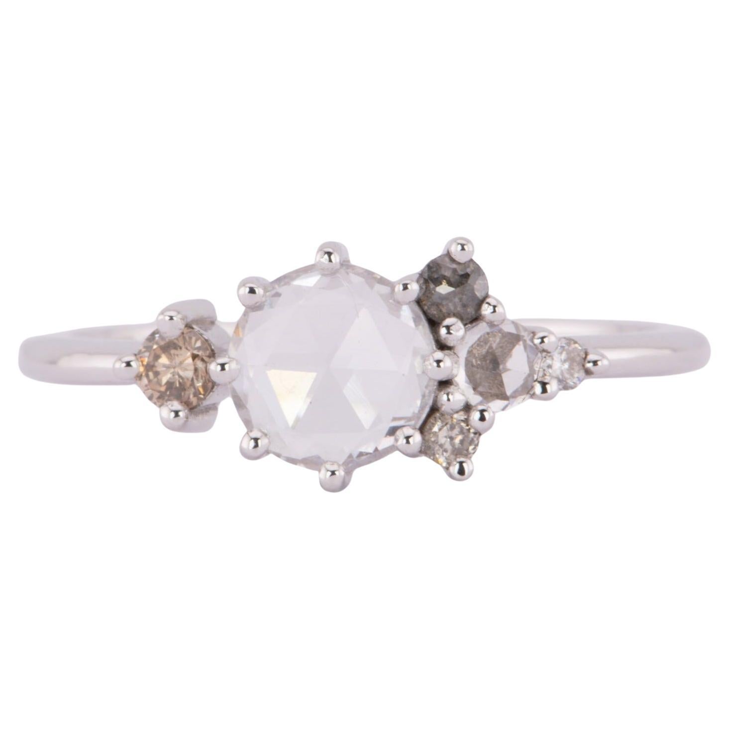 Anello di fidanzamento con diamante champagne e zaffiro bianco taglio rosa da 6 mm in oro bianco 14K in vendita