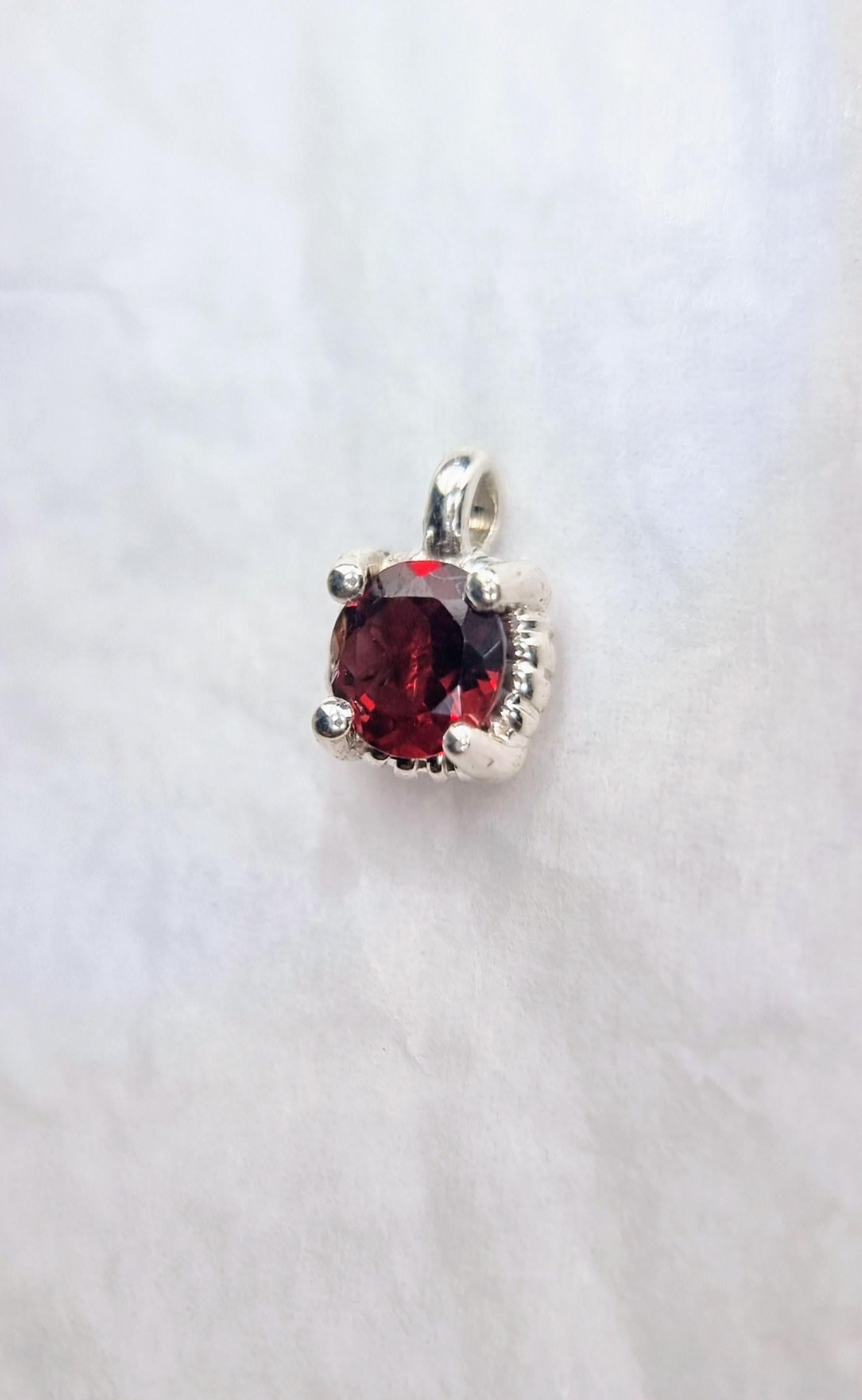 Pendentif rond Dainty Twist de 6 mm en argent sterling avec chaîne italienne en vente 4
