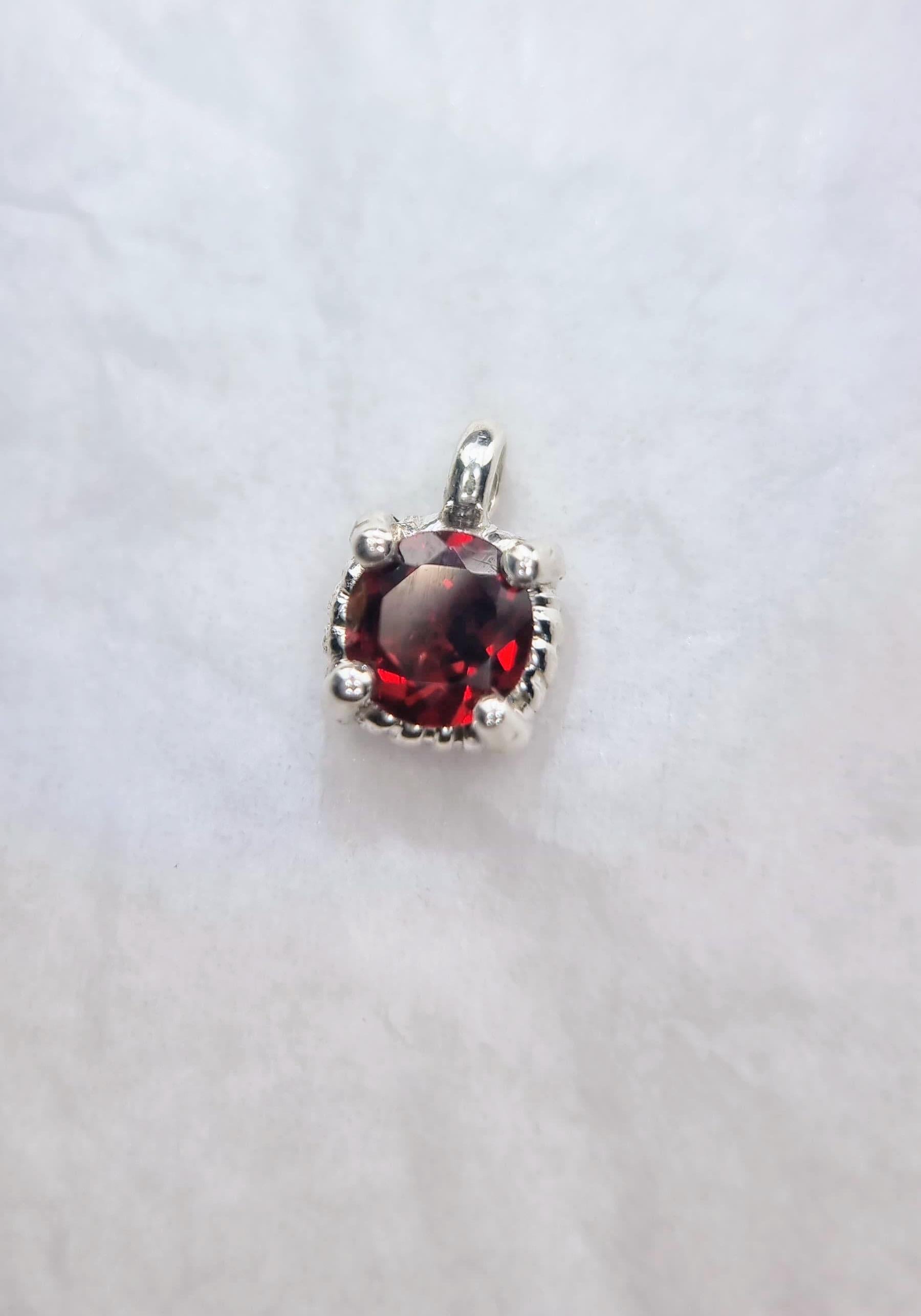 Pendentif rond Dainty Twist de 6 mm en argent sterling avec chaîne italienne en vente 6