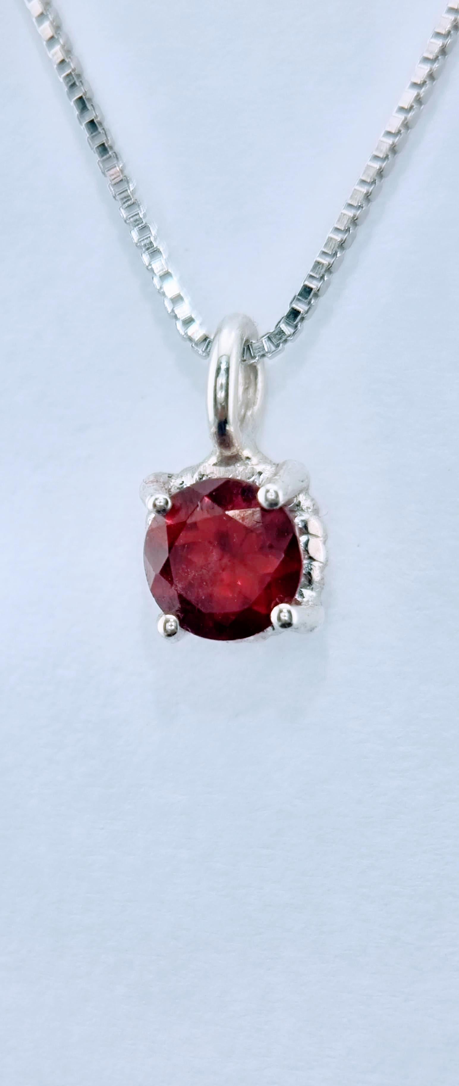 Moderne Pendentif rond Dainty Twist de 6 mm en argent sterling avec chaîne italienne en vente