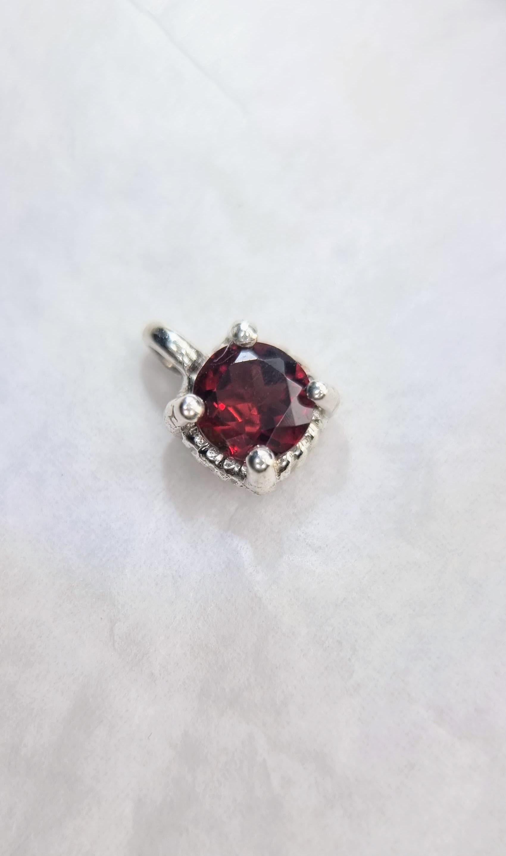 Taille ronde Pendentif rond Dainty Twist de 6 mm en argent sterling avec chaîne italienne en vente