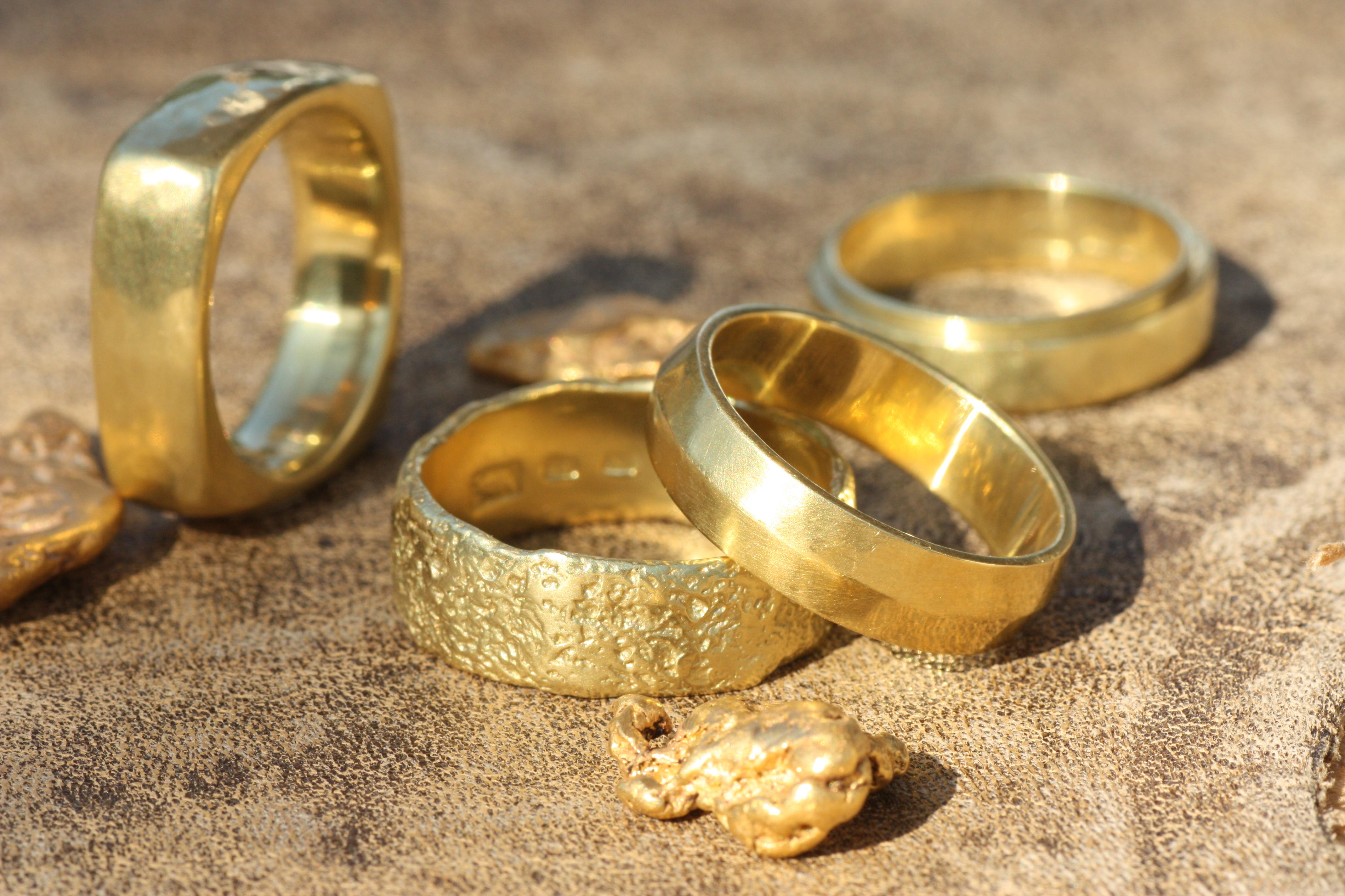En vente :  Anneau de mariage texturé de 6 mm - Fait à la main aux États-Unis, or de Californie 20K, Raw Edges 4