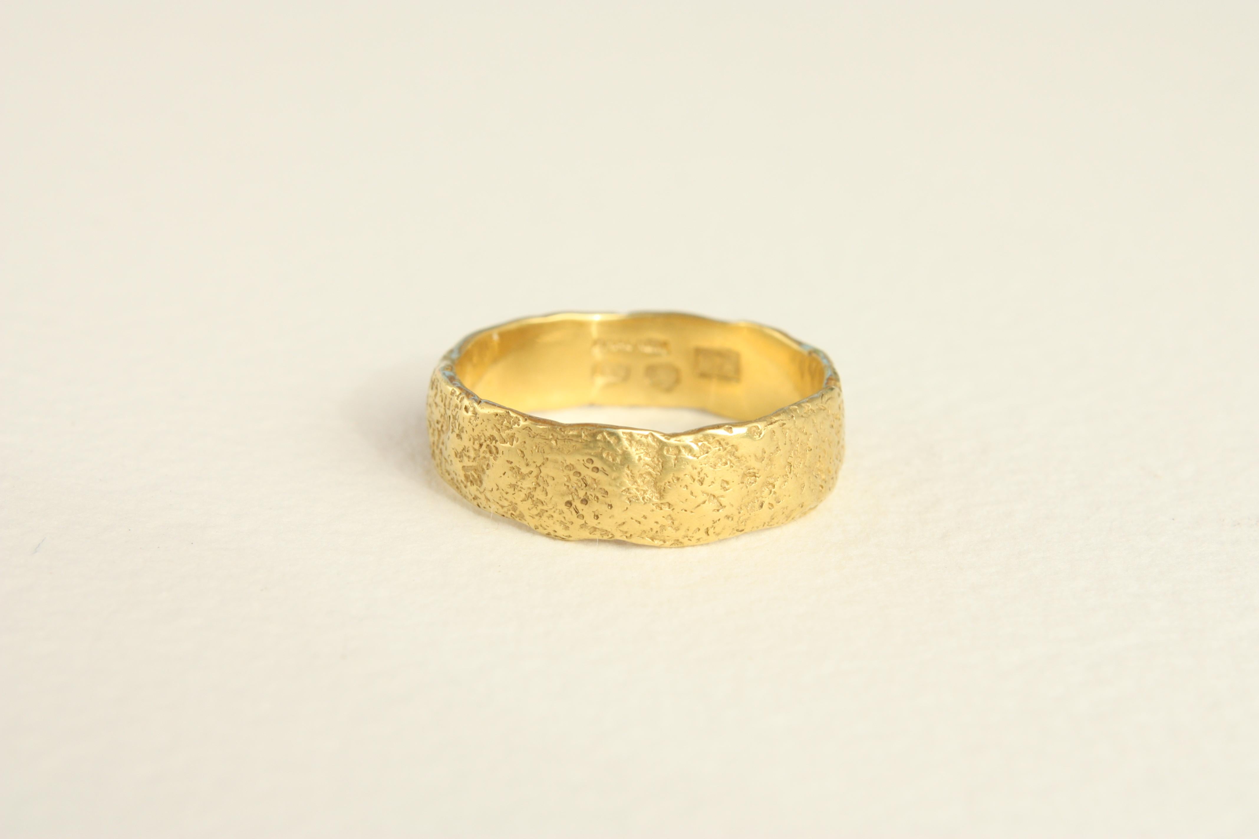 En vente :  Anneau de mariage texturé de 6 mm - Fait à la main aux États-Unis, or de Californie 20K, Raw Edges 8
