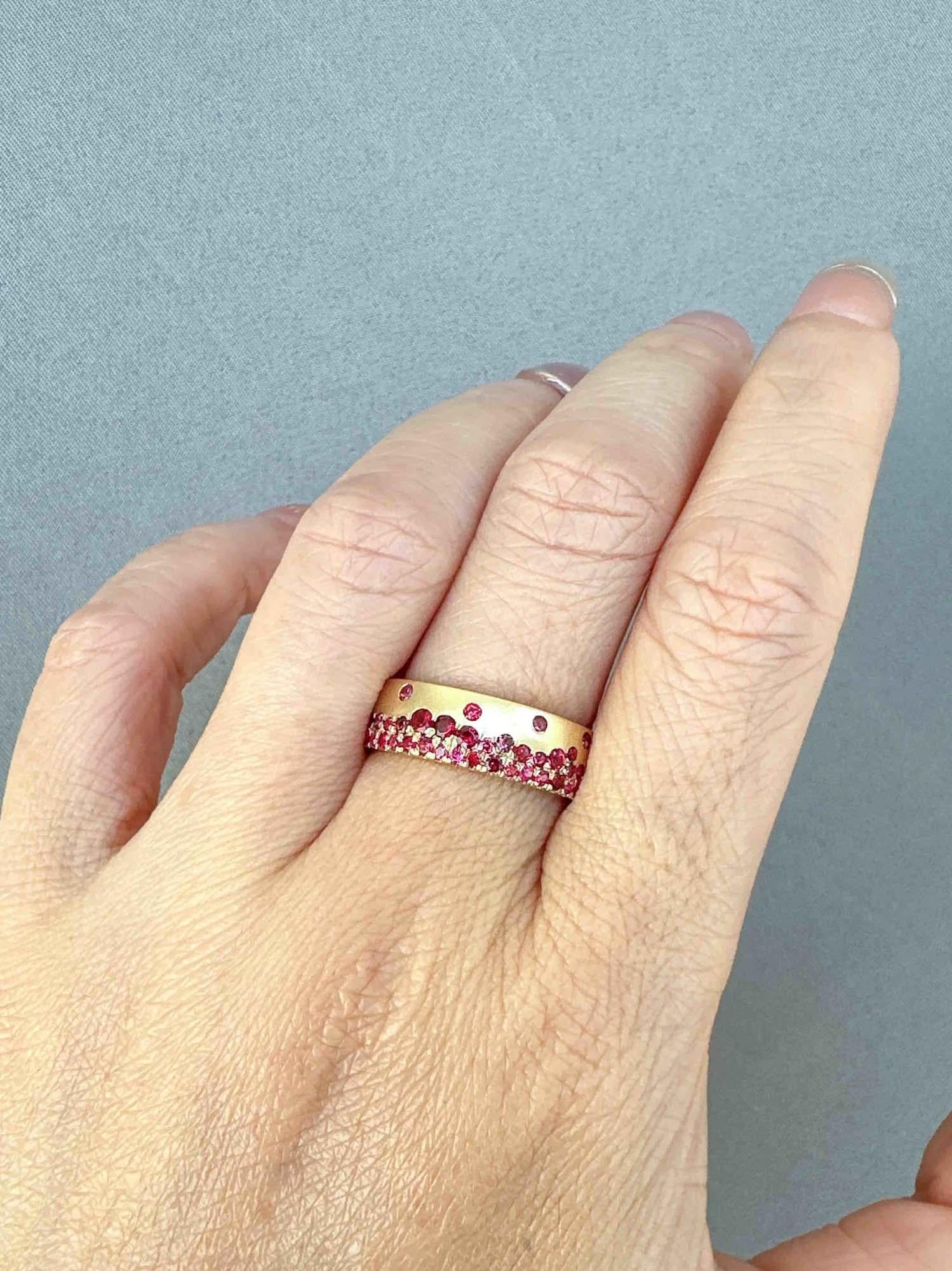 6mm Wide Bright Red Spinel Sprinkle Wedding Band 14K Gold In New Condition For Sale In Osprey, FL