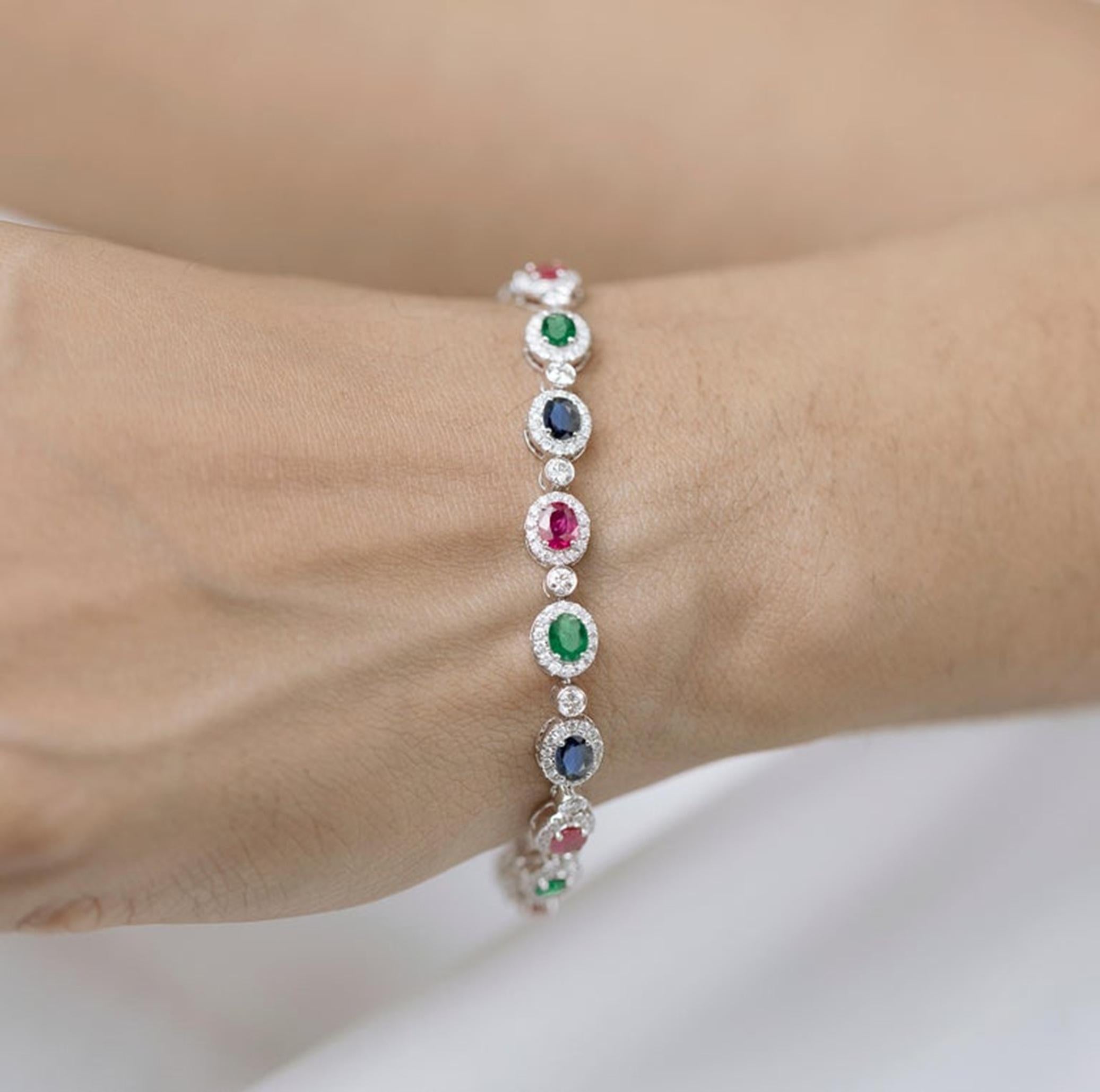 Donna Bracciale con smeraldo naturale, zaffiro, rubino e diamante da 6 carati taglio ovale in oro bianco 18 carati in vendita