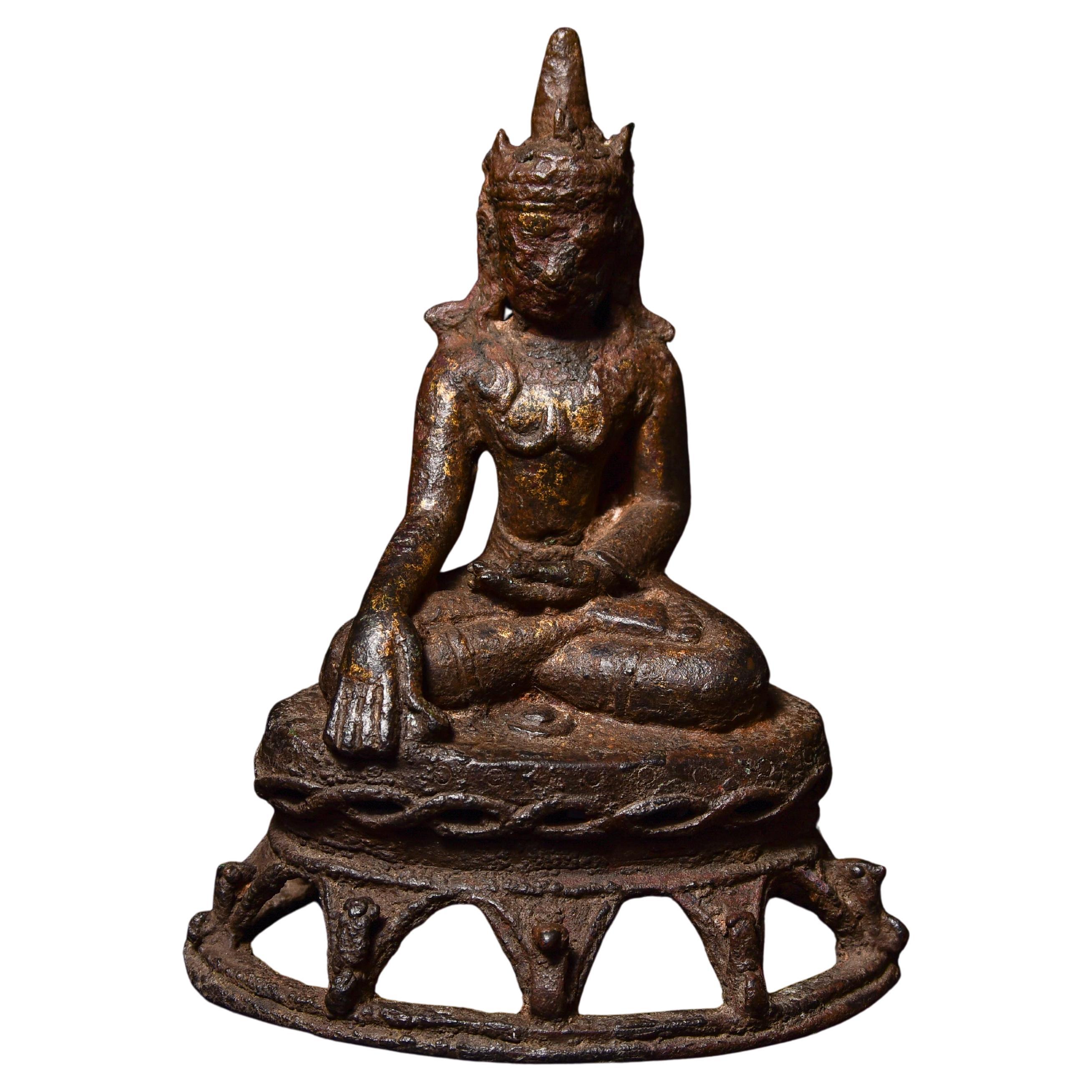 Bouddha en bronze coulé birman du 6e au 9e siècle en tenue royale - Base spéciale. Arakan, Début