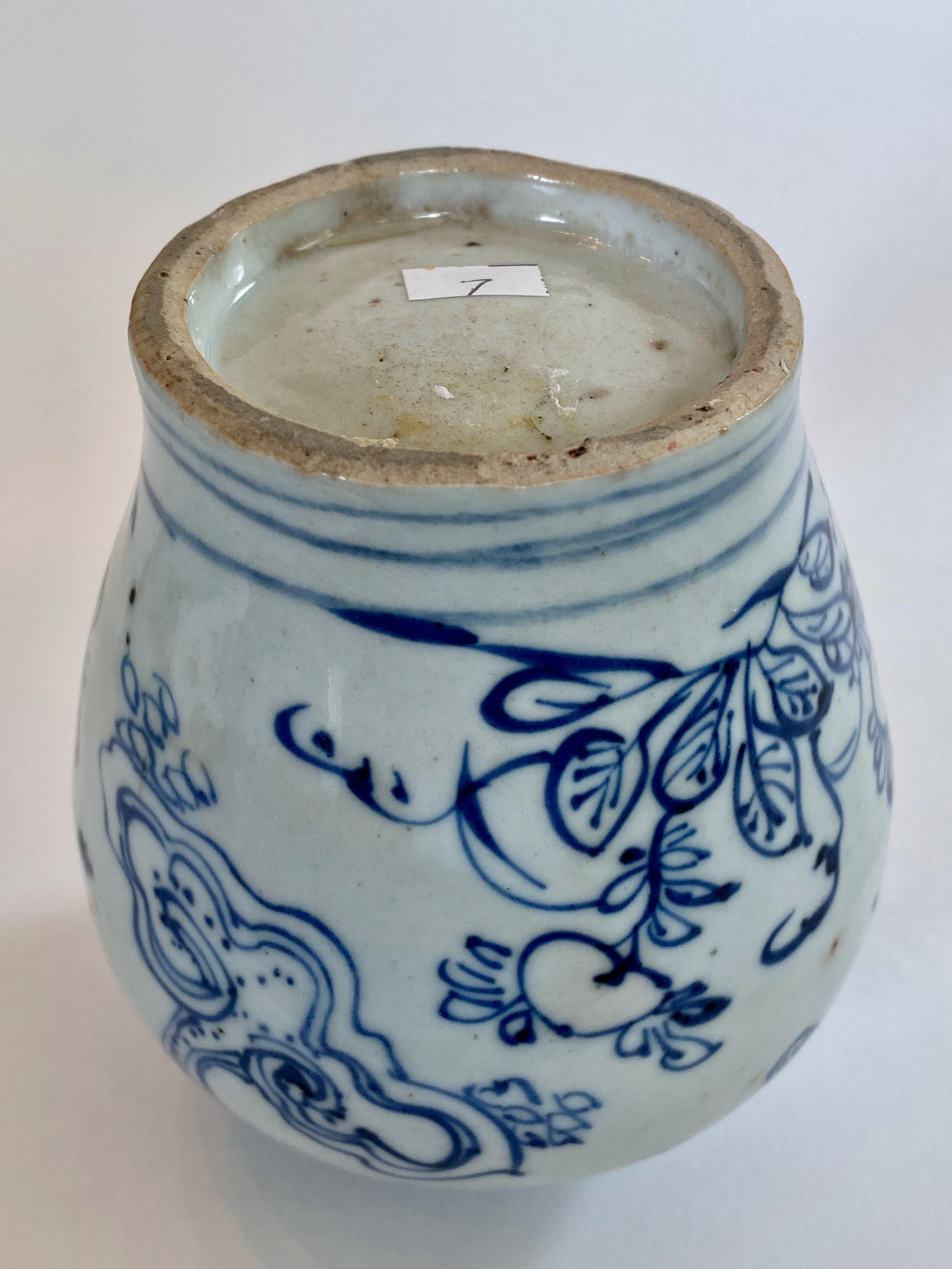 16th Century Blue and White Porcelain Vase Decorated with Flowers and Mushroom For Sale 1