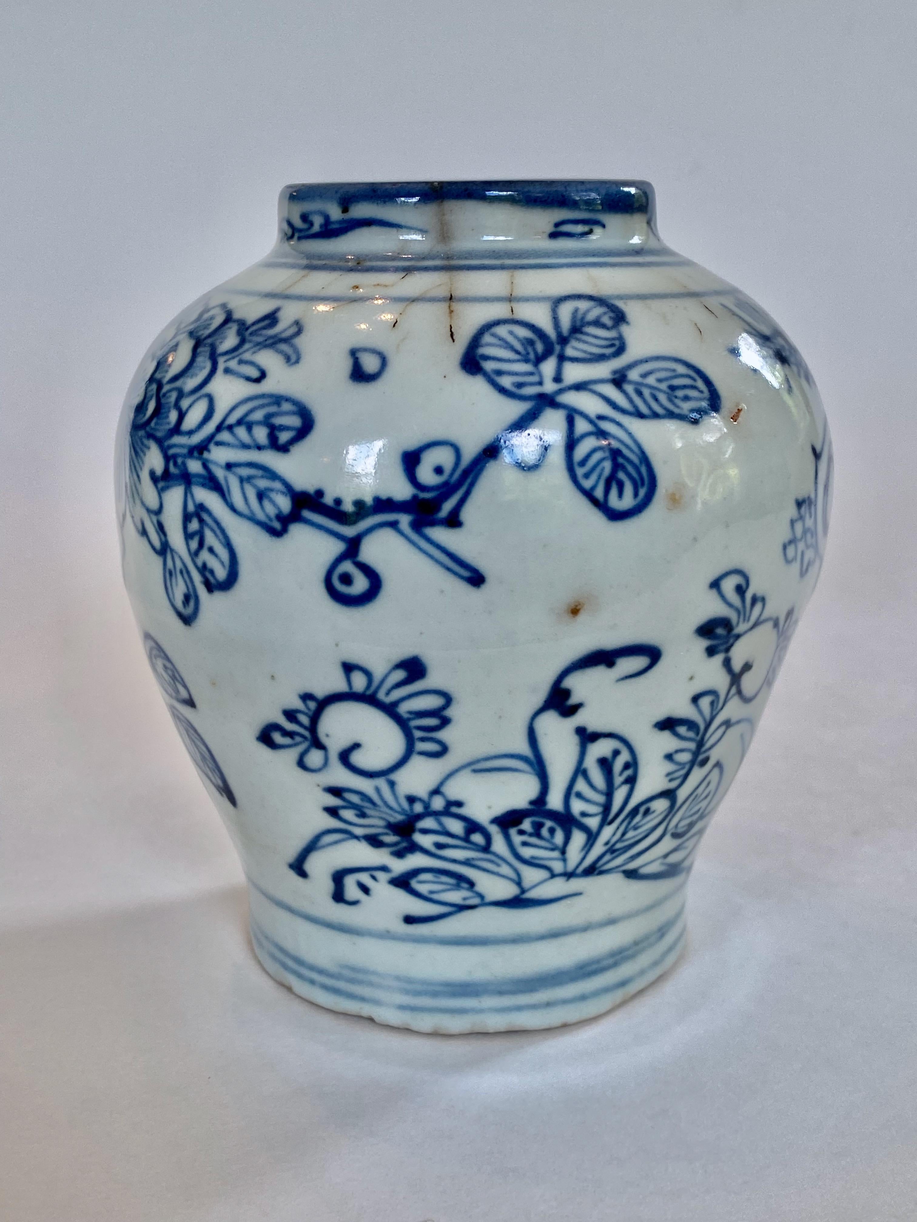 Ming Dynasty blue and white porcelain vase from the Wan Li period (1563-1620). This vase, drawn with a very free hand, is decorated with a branch of flowering peonies as well as the sacred lingzhi mushroom, which symbolizes long life. The sacred