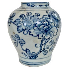 Vase en porcelaine bleue et blanche du 16ème siècle décoré de fleurs et de champignons