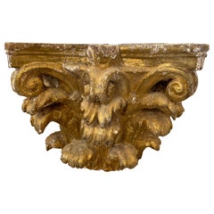 Capitale in legno dorato intagliato del VI secolo