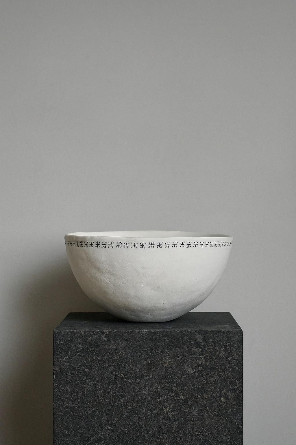 Méditation tranquille sur la forme et la texture, le bol monastique copte de la Maison Lamiè s'inspire des traditions de poterie des premiers chrétiens d'Égypte. Un hommage à la beauté ascétique des monastères coptes, où simplicité et dévotion