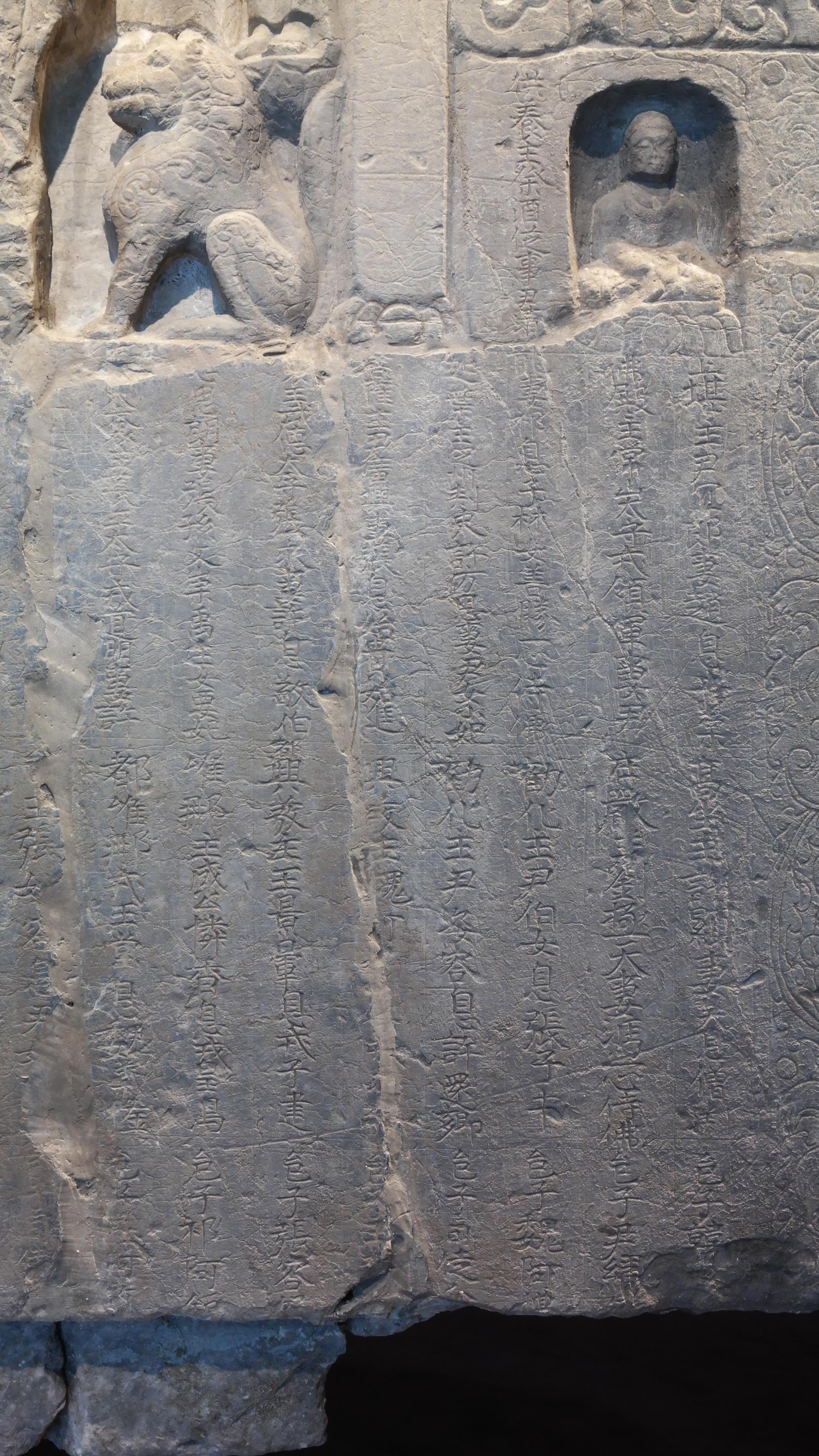 Rara e importante stele in pietra calcarea del Qi settentrionale del VI secolo, Arte della Cina in vendita 8