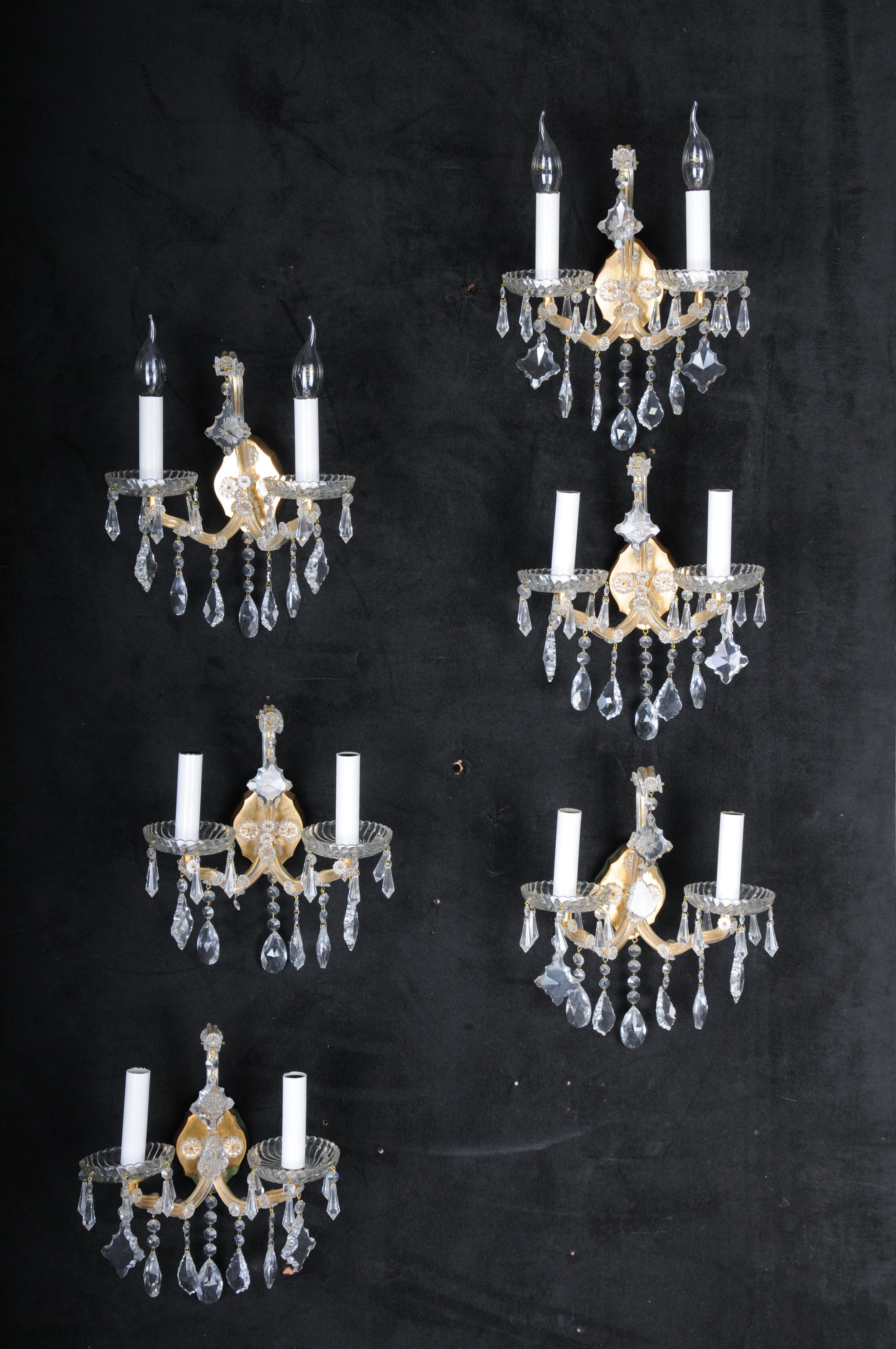 6x Palwa wall sconces 1960 style Maria Theresia crystal brass


Brass sconces with two curved arms and cut crystal pendants. Electrified and ready for use in the European and US markets.