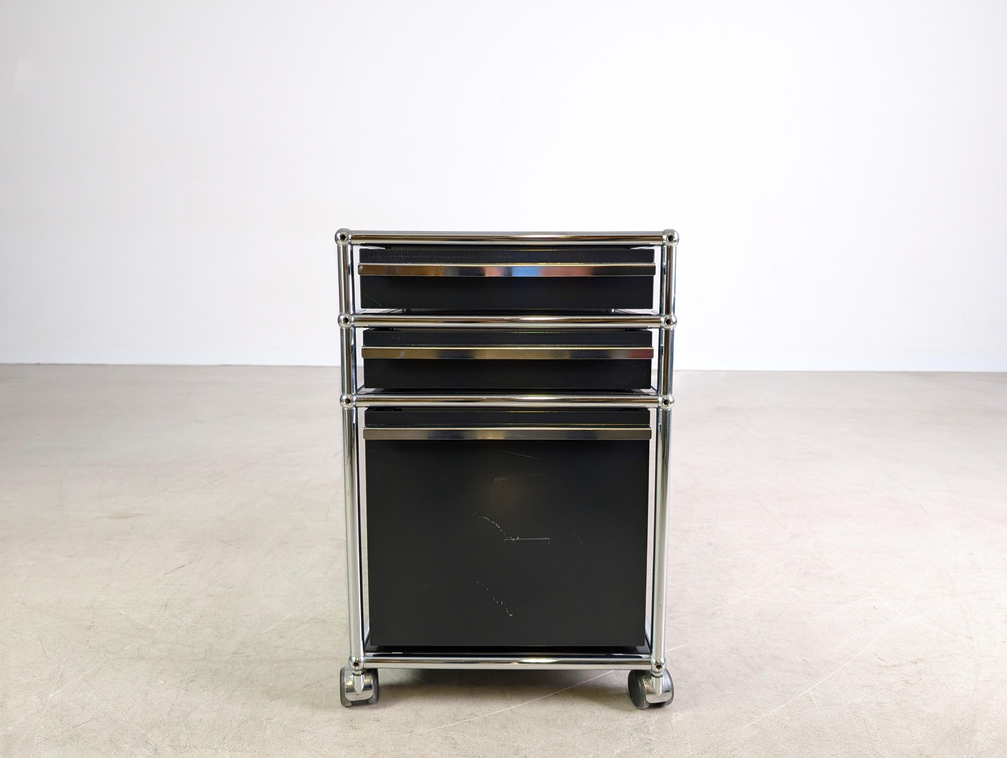6x USM Haller Rollcontainer Büroschrank Rollen dunkelblau offen (Postmoderne) im Angebot