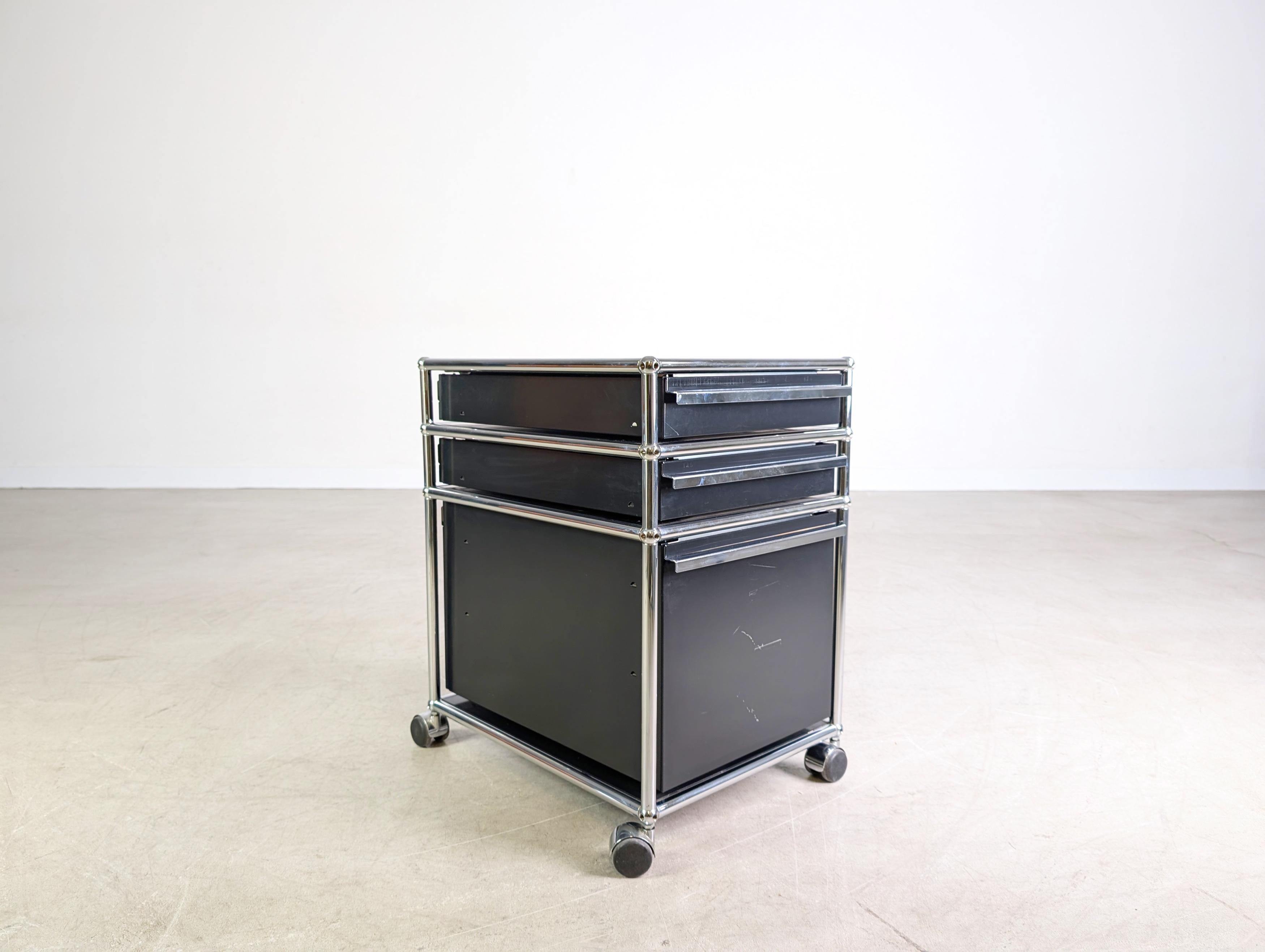 6x USM Haller Rollcontainer Büroschrank Rollen dunkelblau offen (Schweizerisch) im Angebot