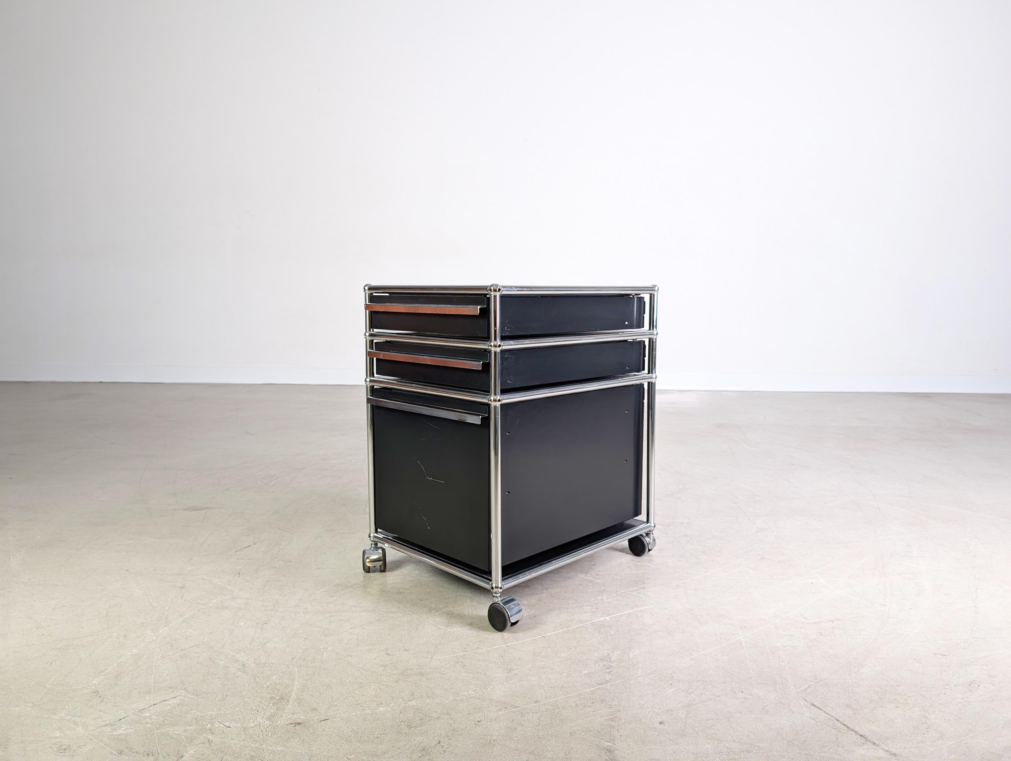 6x USM Haller Rollcontainer Büroschrank Rollen dunkelblau offen im Zustand „Gut“ im Angebot in Berlin, DE