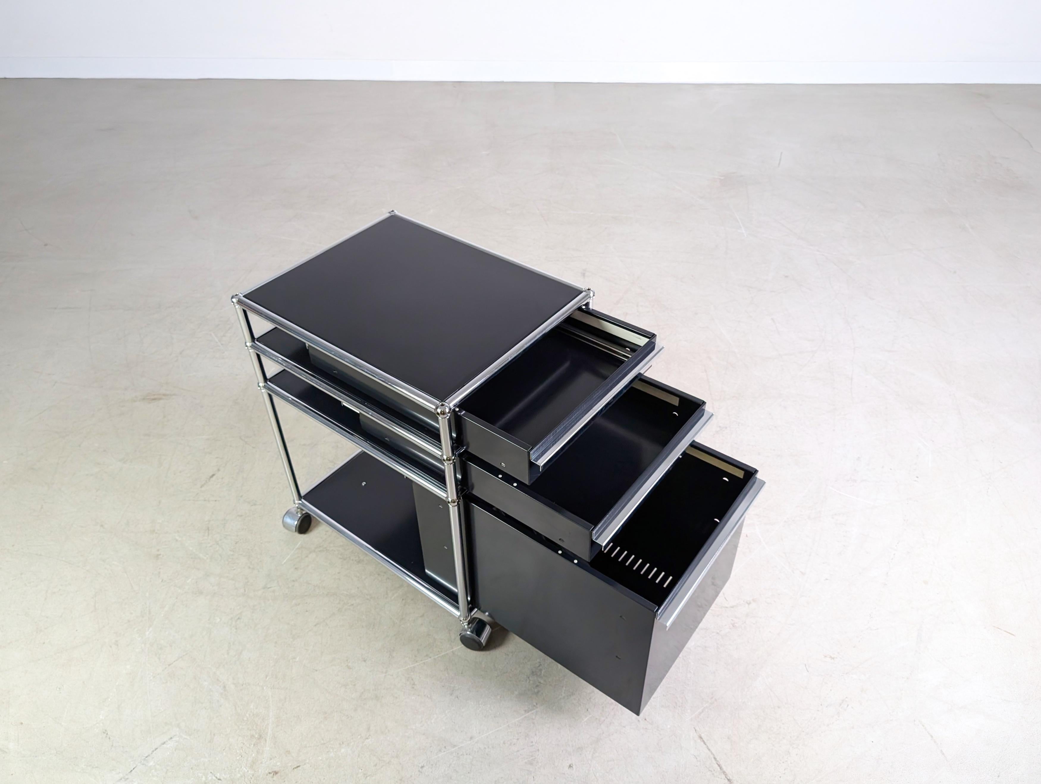 6x USM Haller Rollcontainer Büroschrank Rollen dunkelblau offen (Metall) im Angebot