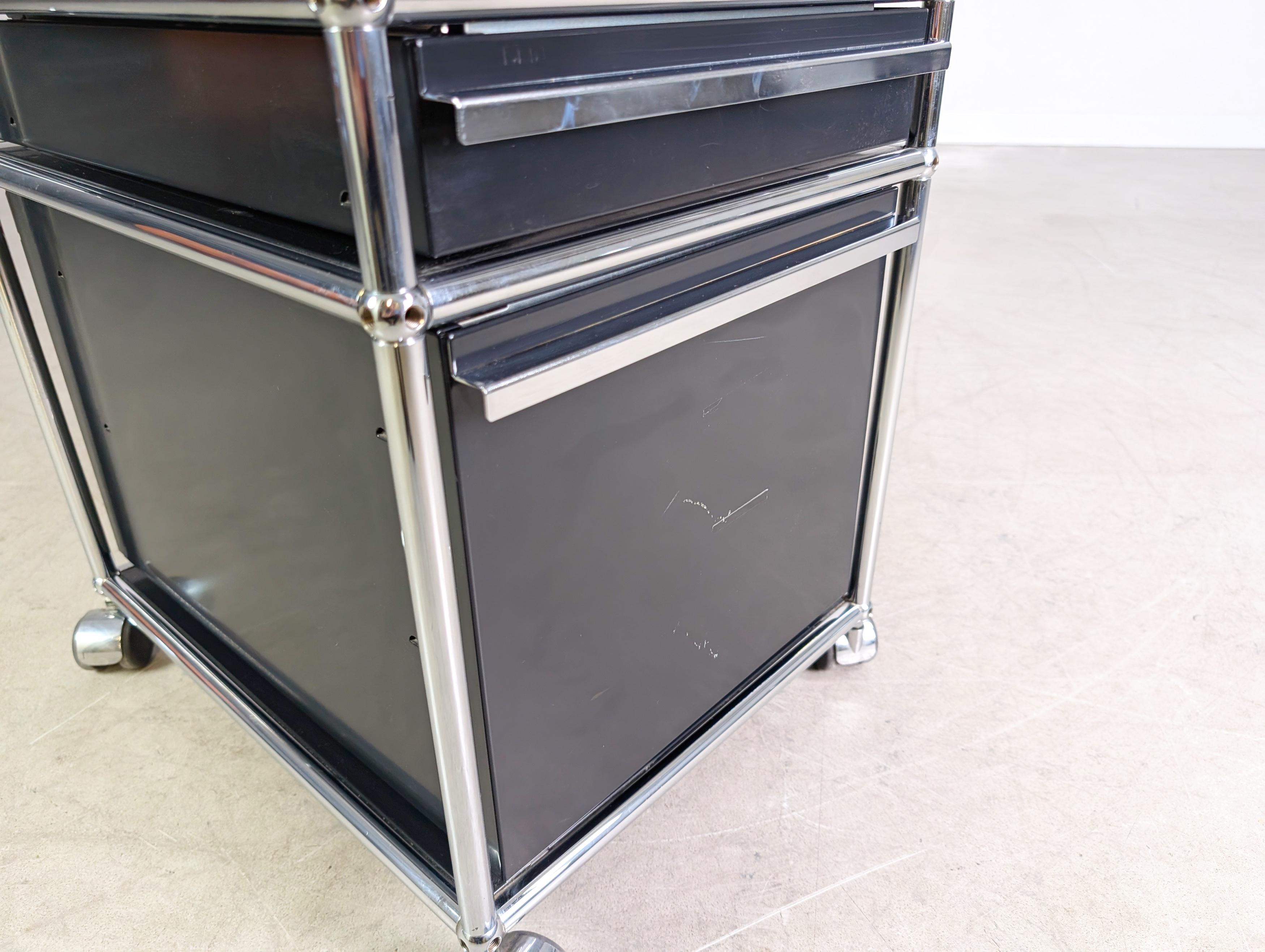6x USM Haller Rollcontainer Büroschrank Rollen dunkelblau offen im Angebot 1