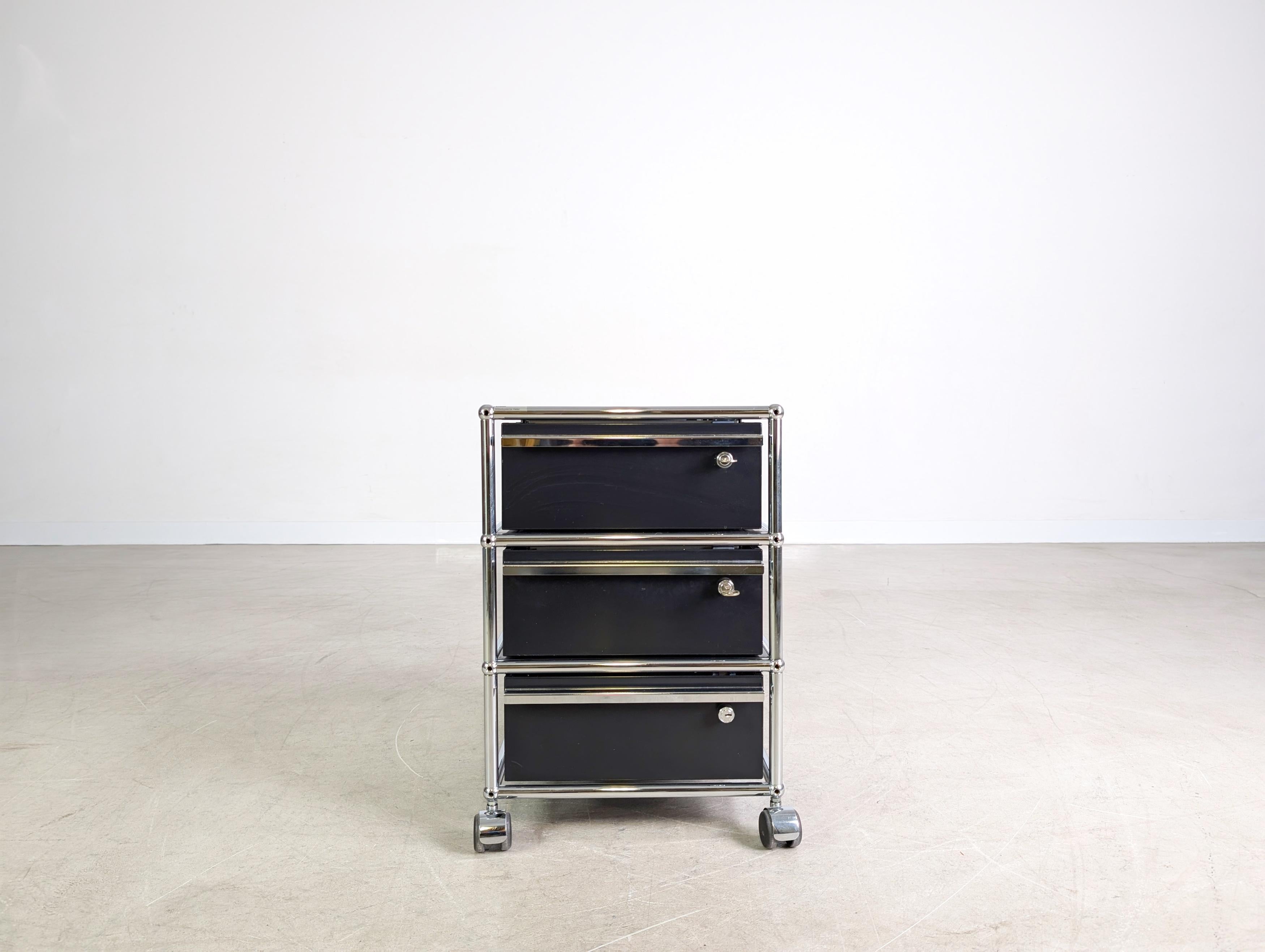 6x USM Haller Rollcontainer Büroschrank Rollen dunkelblau Schloss (Postmoderne) im Angebot