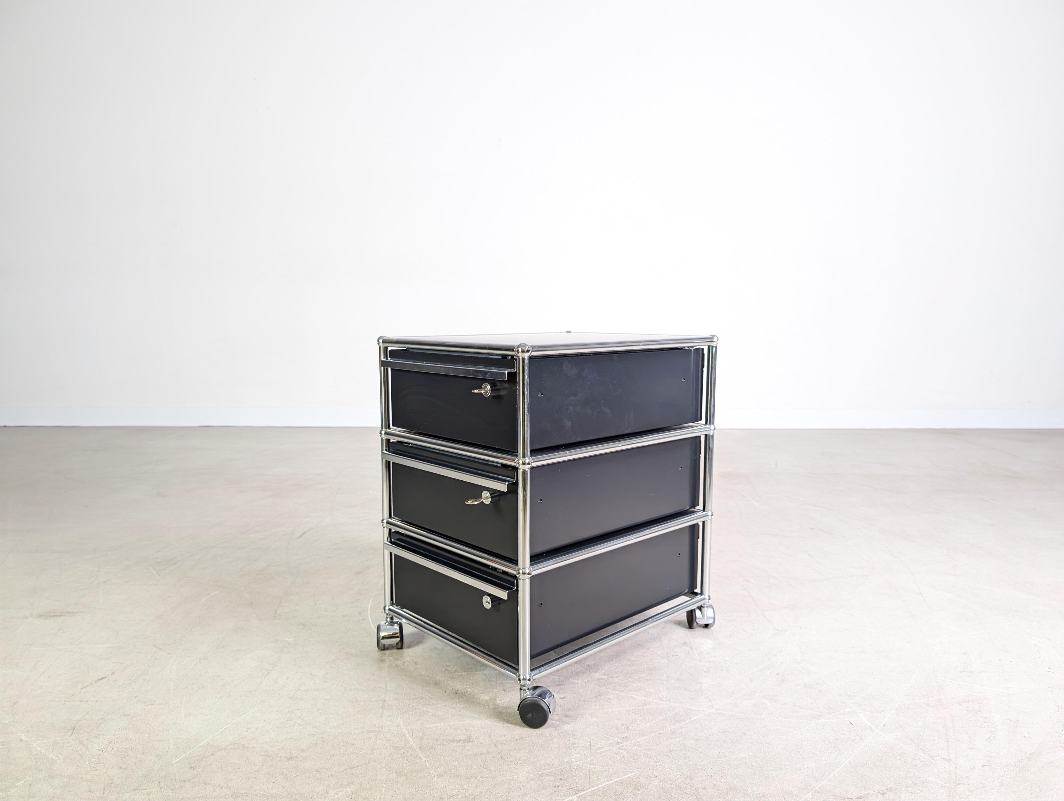 6x USM Haller Rollcontainer Büroschrank Rollen dunkelblau Schloss (Schweizerisch) im Angebot