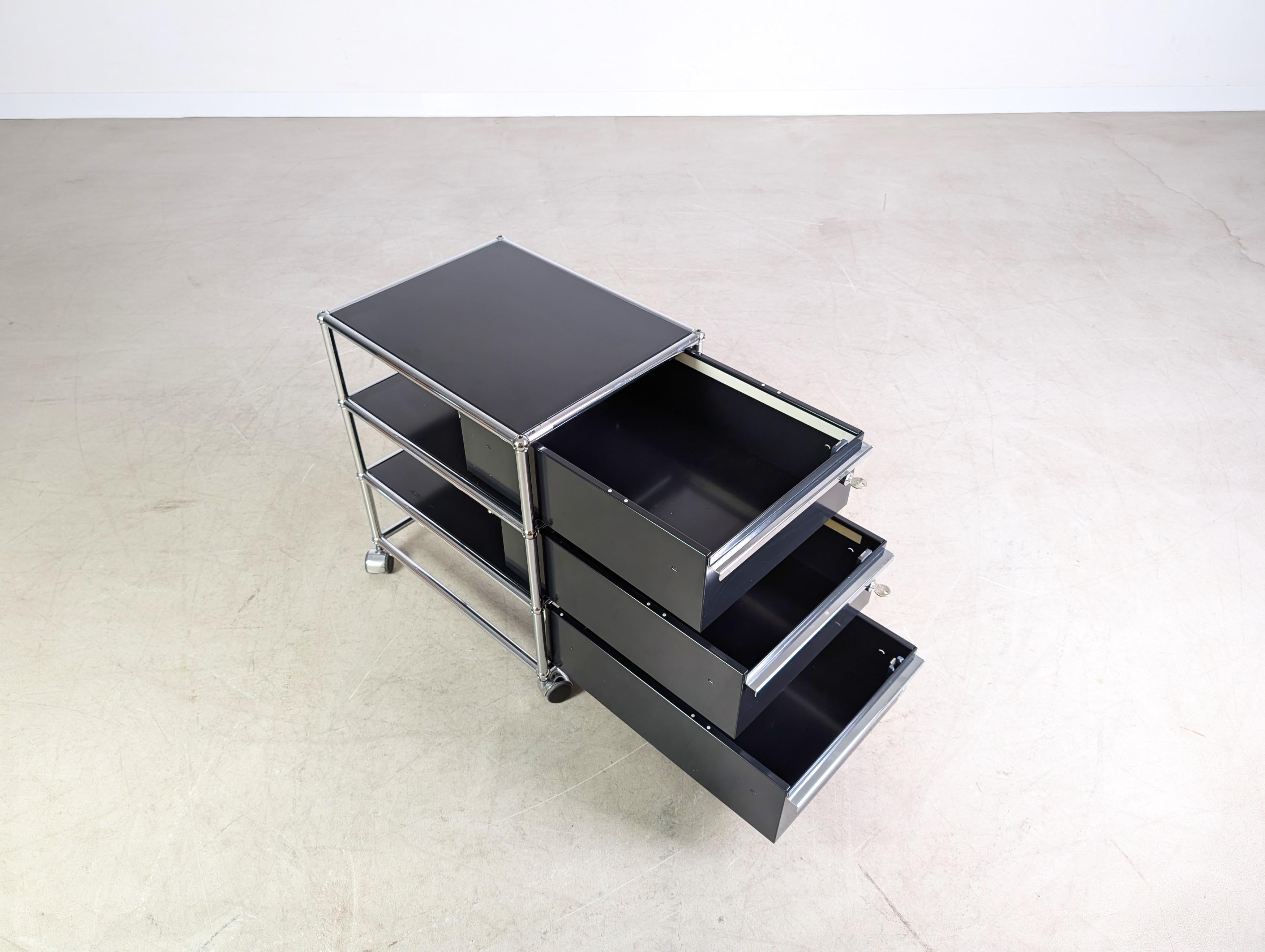 6x USM Haller Rollcontainer Büroschrank Rollen dunkelblau Schloss (Metall) im Angebot