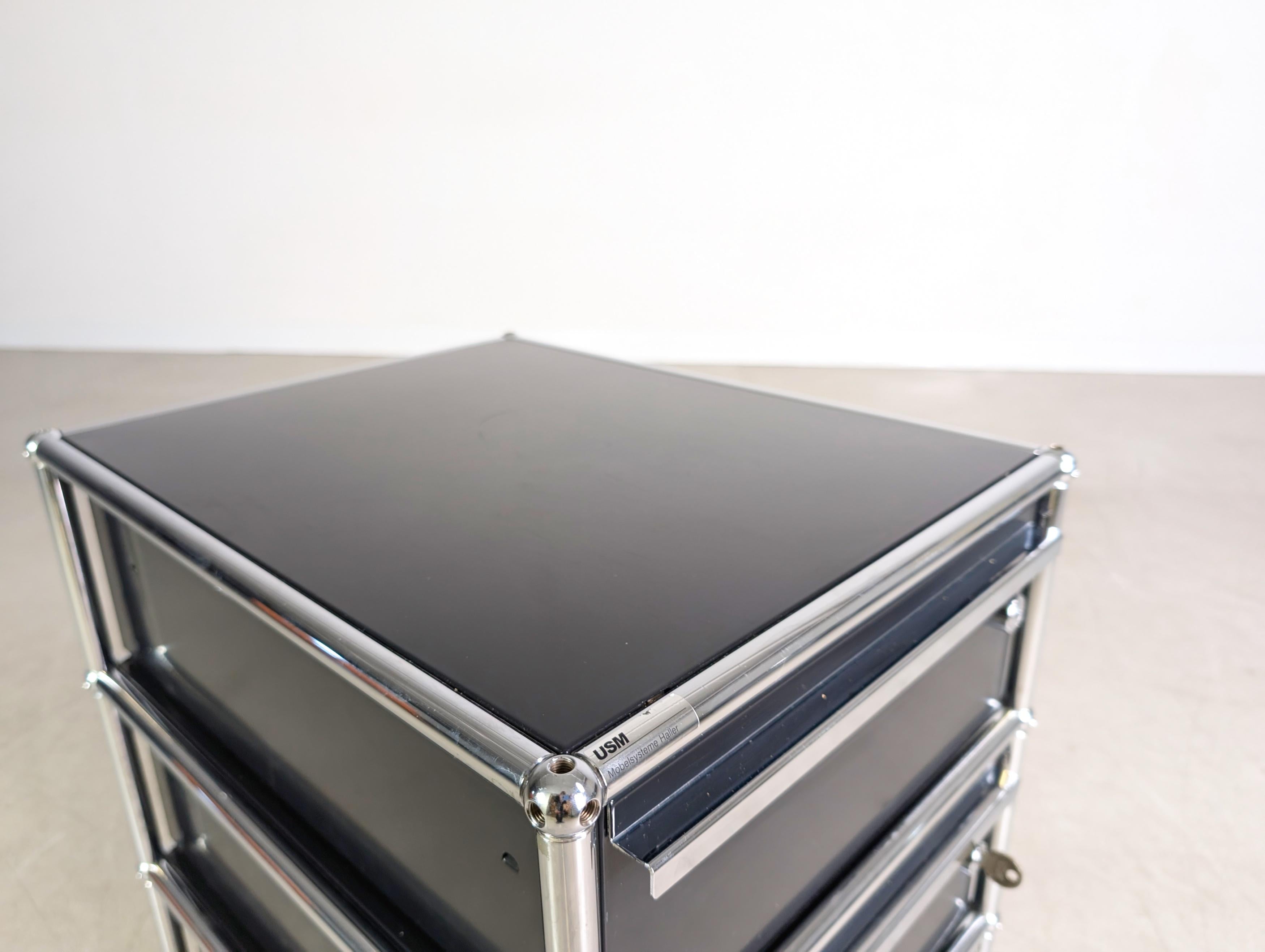 6x USM Haller Rollcontainer Büroschrank Rollen dunkelblau Schloss im Angebot 1
