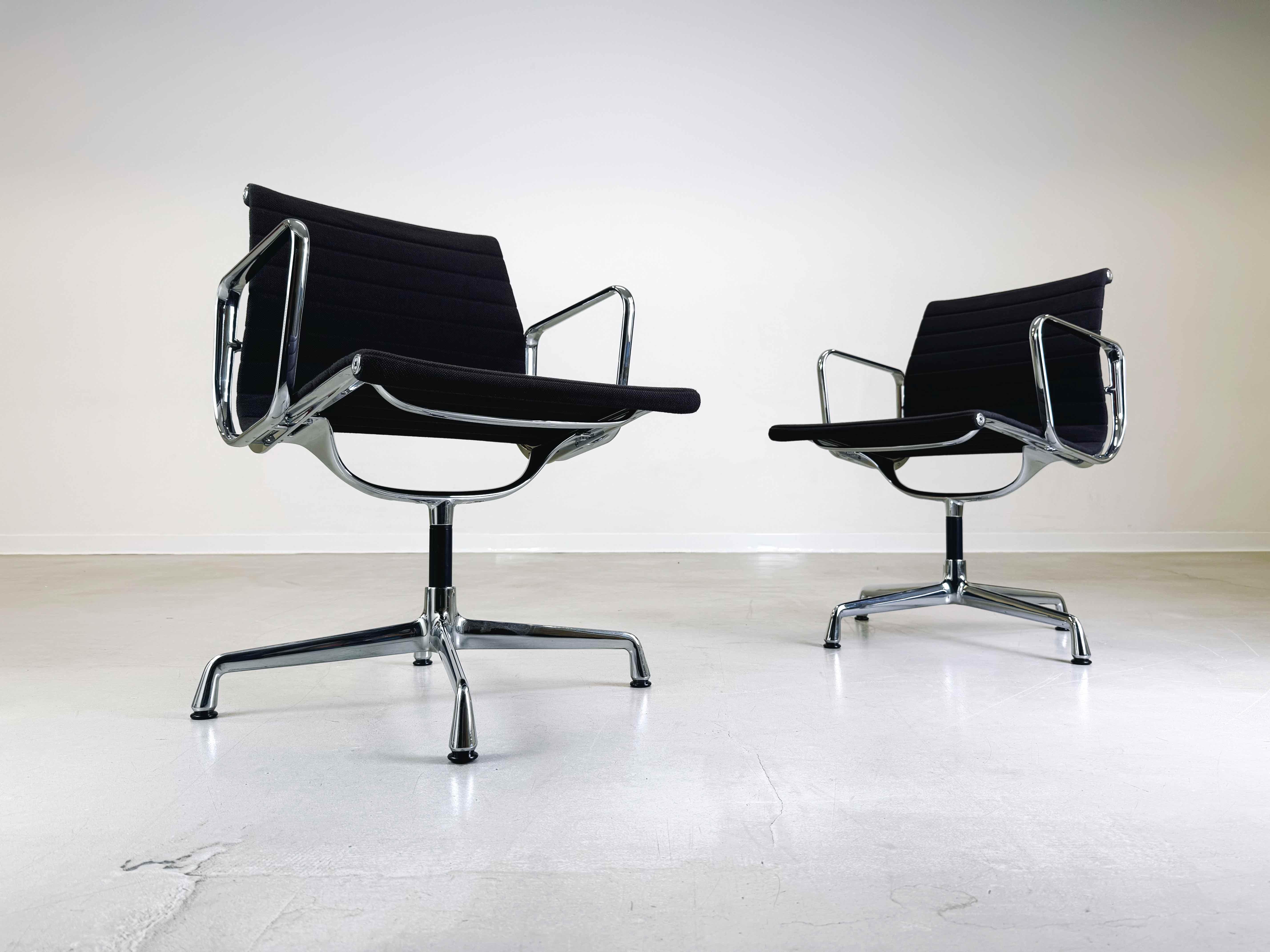 Wir bieten einen wunderschönen EA 108 Bürostuhl von Vitra zum Verkauf an. Das Design stammt vom bekannten Designduo Charles und Ray Eames und zeichnet sich durch seine elegante Form und hochwertige Verarbeitung aus. Die Eames-Designs sind weltweit