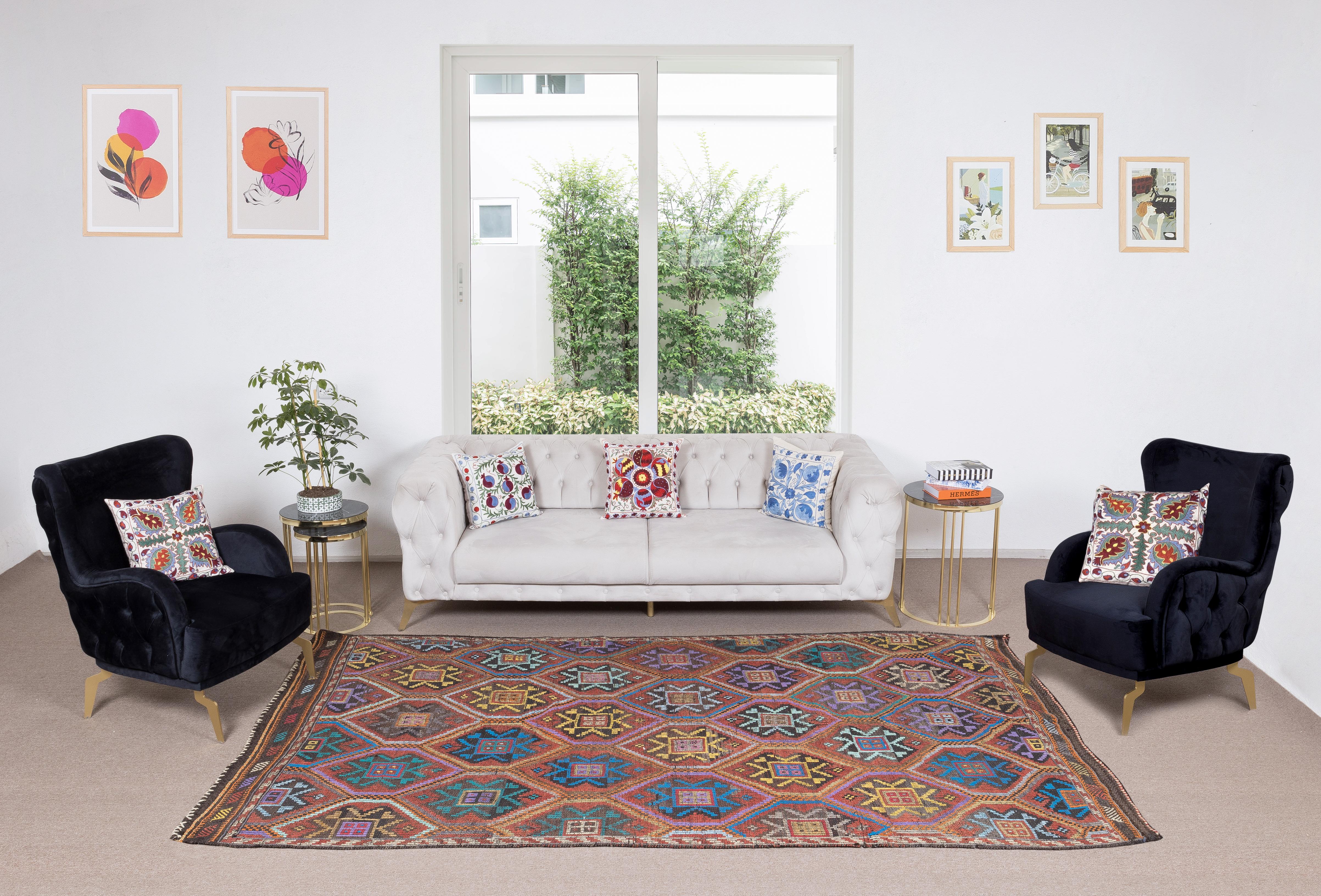 Ce joli tapis à tissage plat est tissé à la main en laine locale fine pour créer un revêtement de sol robuste. Ce type de kilims (tissés selon la technique complexe de brochage 