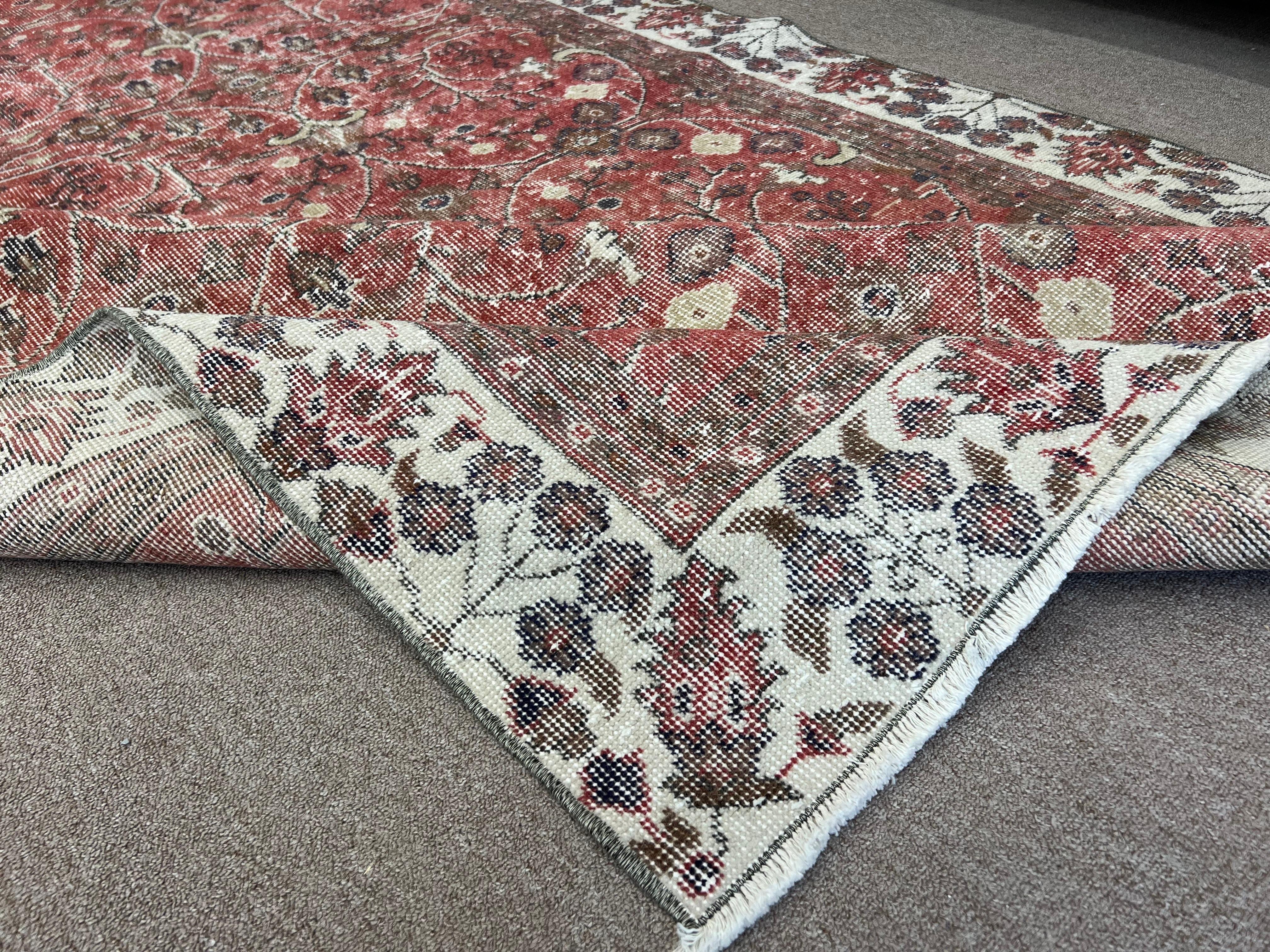 6x10 Ft Floral Pattern Floor Covering, Vintage Handmade Turkish Wool Area Rug For Sale 4