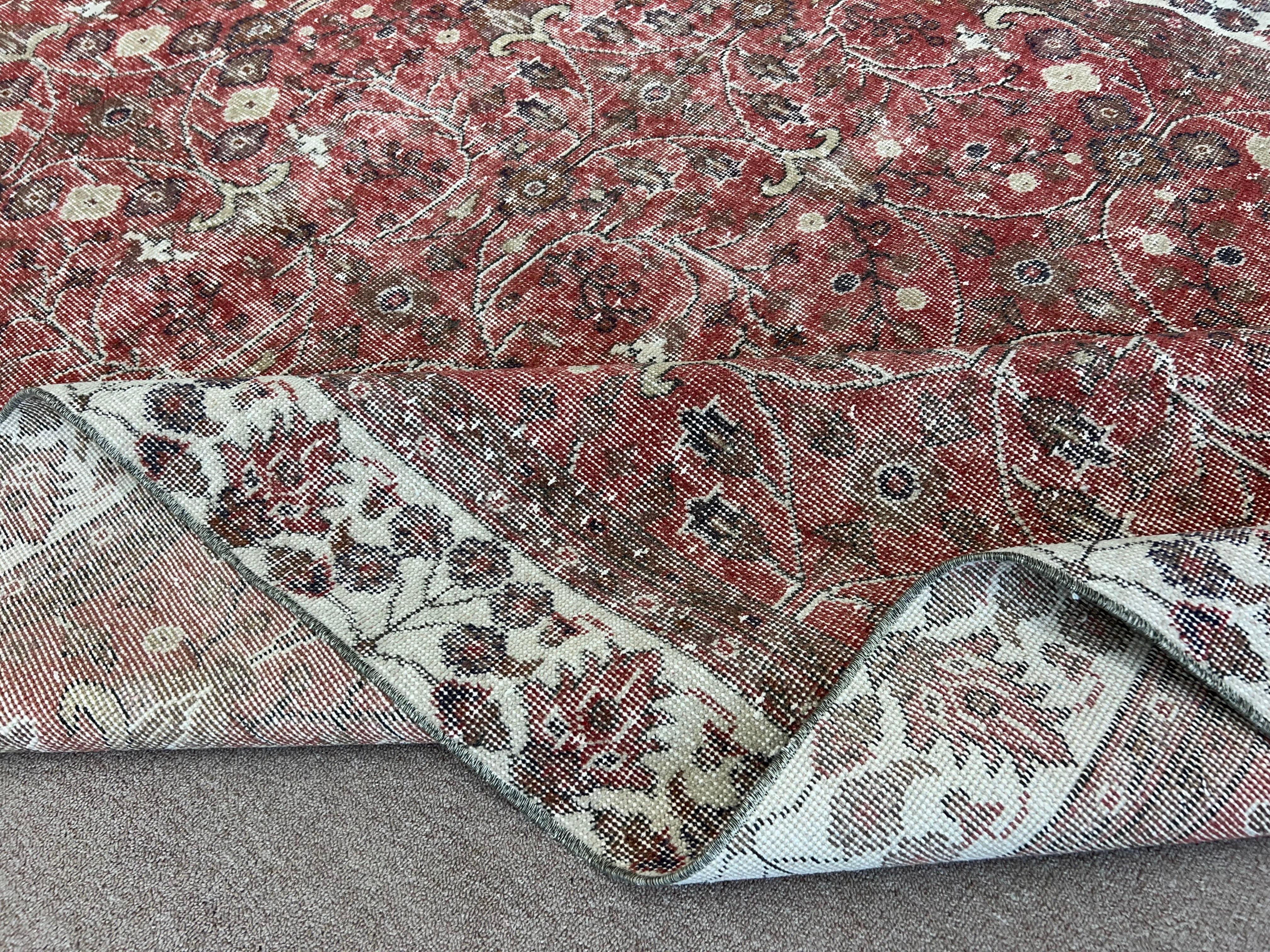 6x10 Ft Floral Pattern Floor Covering, Vintage Handmade Turkish Wool Area Rug For Sale 3