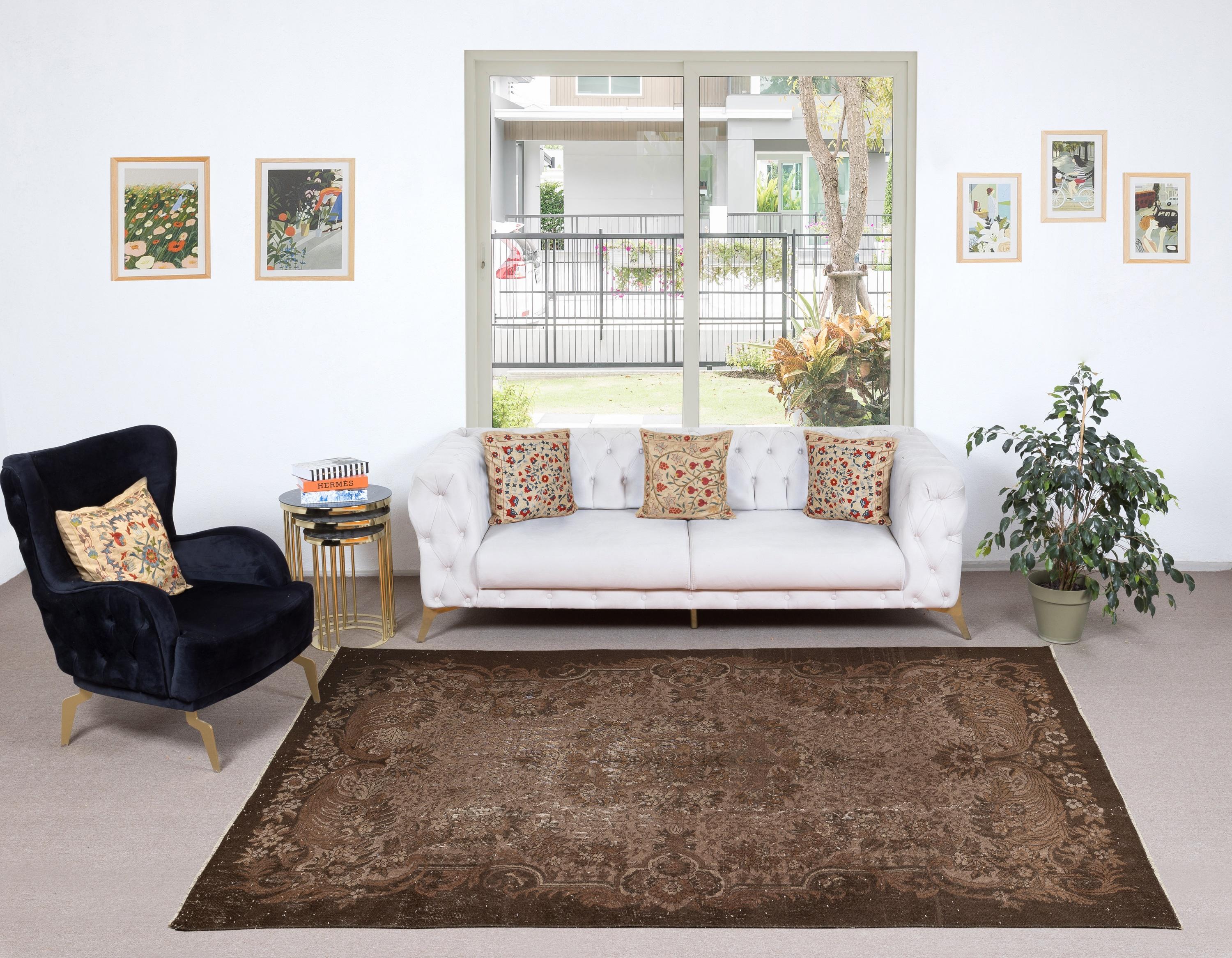 Unsere gefärbten Teppiche sind allesamt handgeknüpfte türkische Vintage-Teppiche, die in unserer Werkstatt sorgfältig restauriert und neu gestaltet wurden, damit sie zu einer breiten Palette von Einrichtungsstilen passen - von modern und