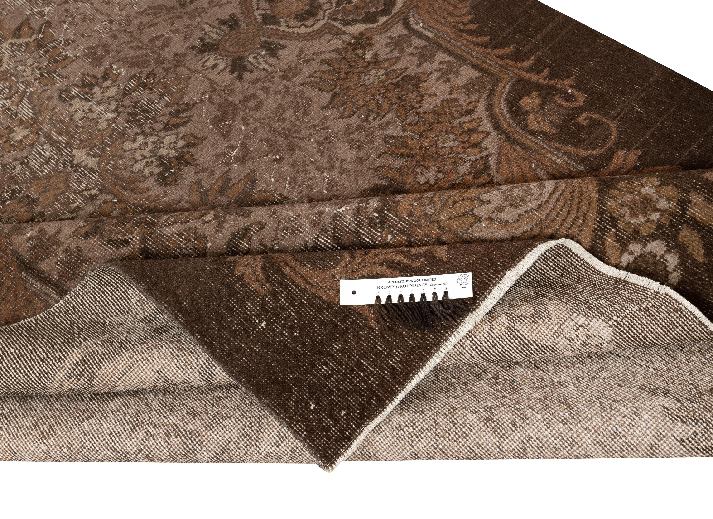 Handgefertigter türkischer Teppich 6x10 Ft. Brauner, rotgefärbter Vintage-Teppich für das Wohnzimmer (Moderne) im Angebot