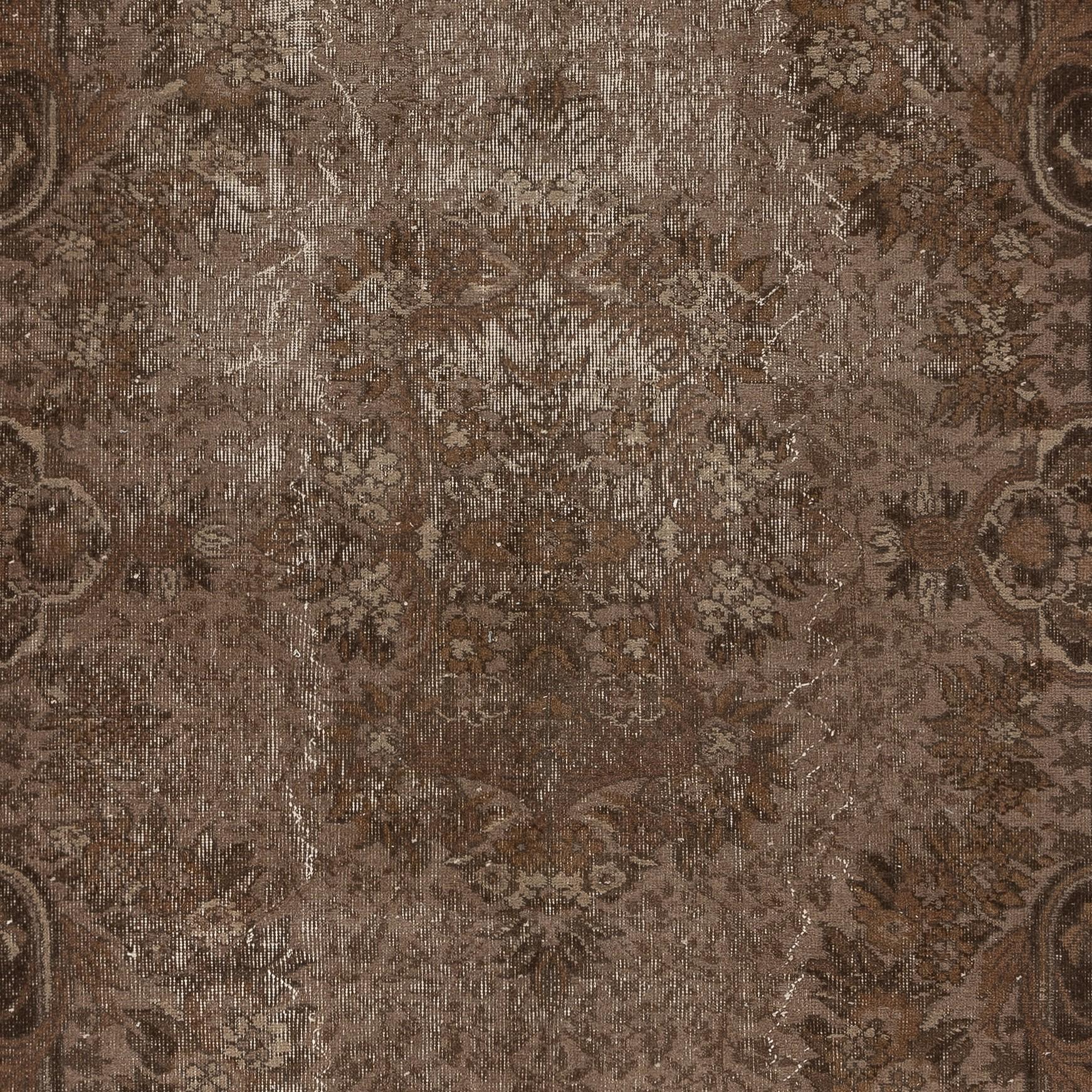 Handgefertigter türkischer Teppich 6x10 Ft. Brauner, rotgefärbter Vintage-Teppich für das Wohnzimmer (Türkisch) im Angebot