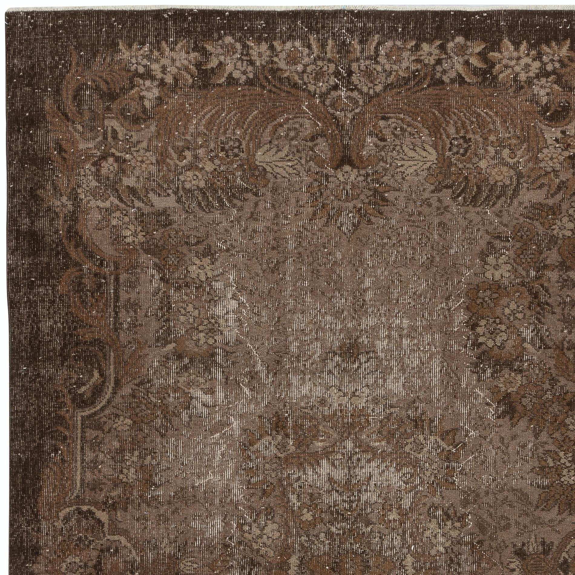 Handgefertigter türkischer Teppich 6x10 Ft. Brauner, rotgefärbter Vintage-Teppich für das Wohnzimmer (Handgeknüpft) im Angebot