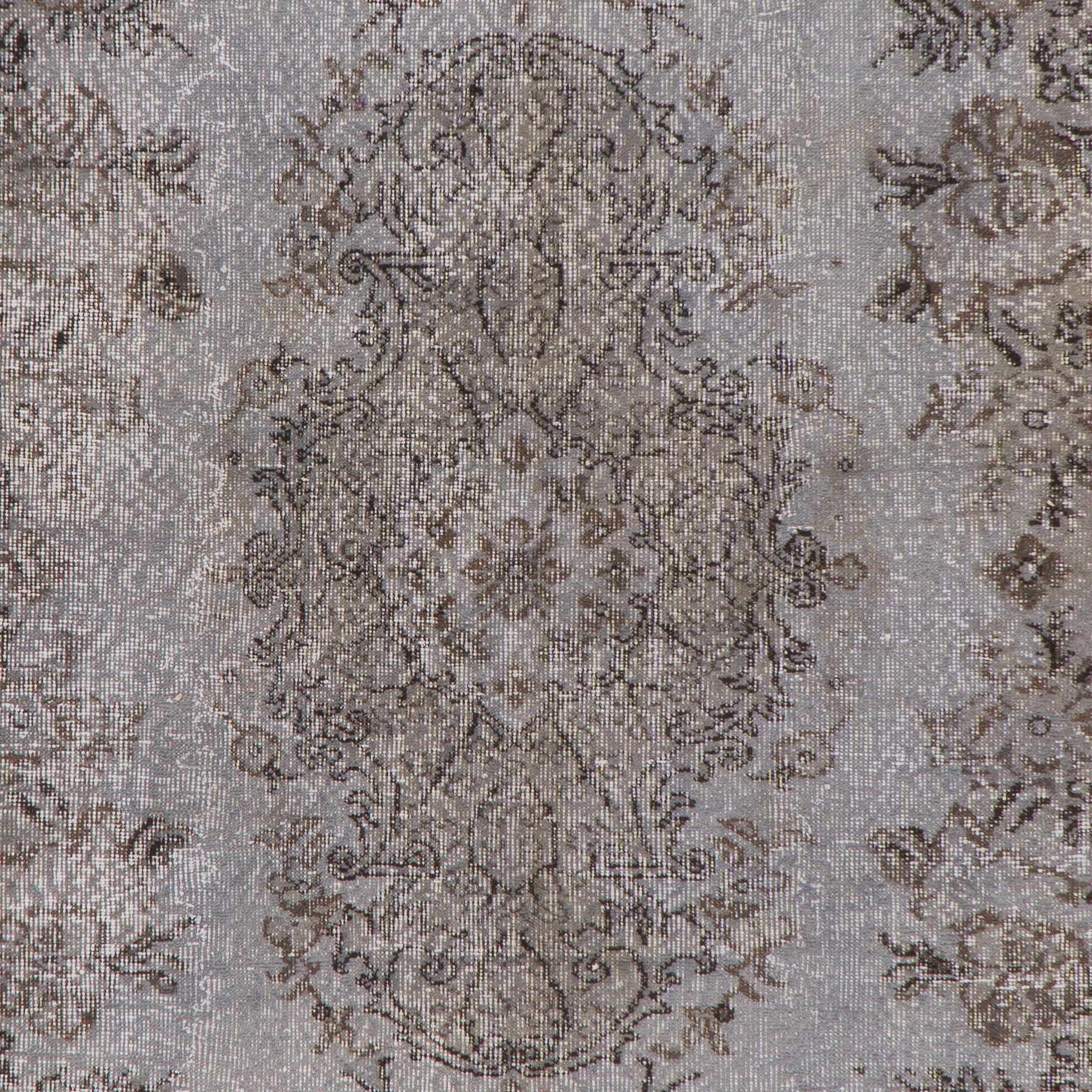 Alfombra turca vintage teñida de gris. Ideal para interiores residenciales y comerciales. Medidas: 6 x 10 pies.
Finamente anudado a mano, pelo bajo de lana sobre base de algodón. Lavado profesional.
Resistente y puede utilizarse en una zona de